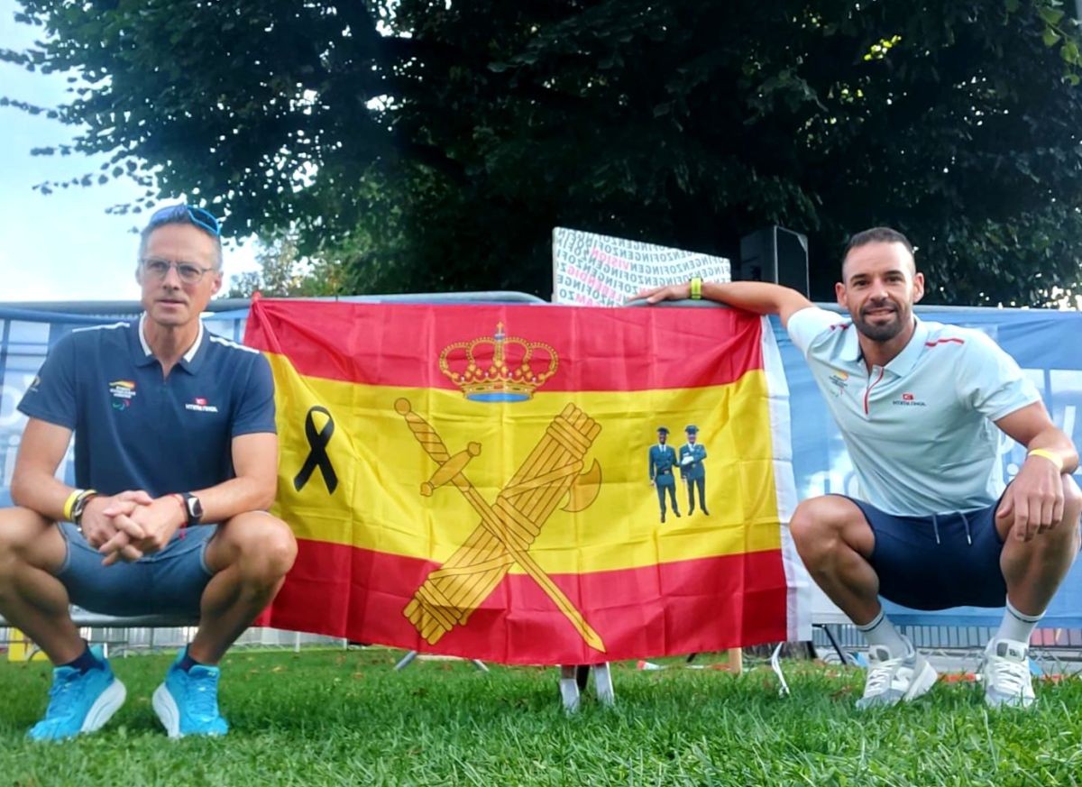 Riaño y Alaguero, en el homenaje a los agentes de la Guardia Civil | Foto cedida por los atletas