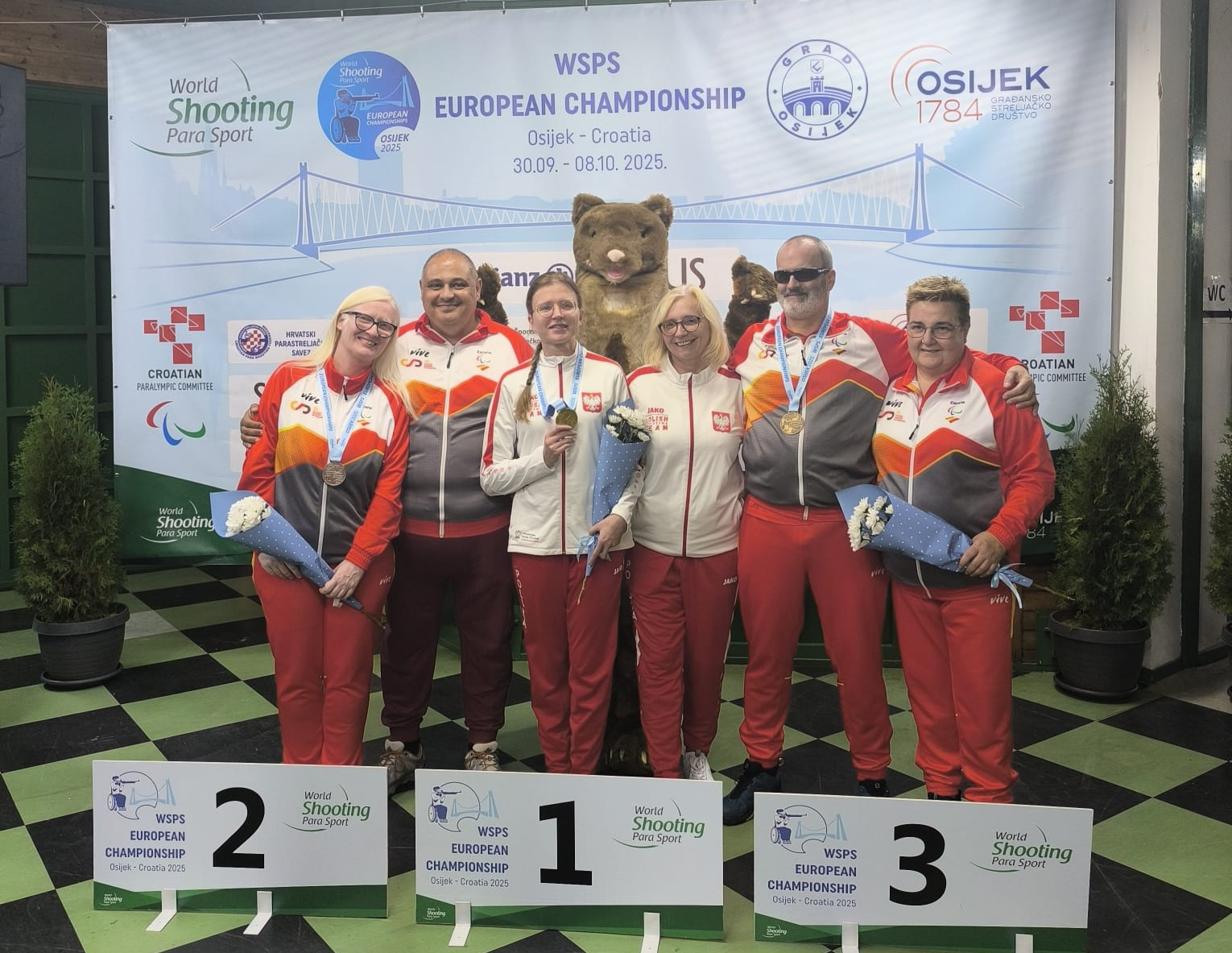 Moskal en el centro y Rivero y Solabarrieta con sus medallas en la modalidad de pie