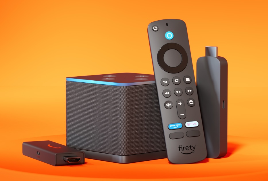 Diferentes dispositivos Amazon, como un altavoz, un mando a distancia...