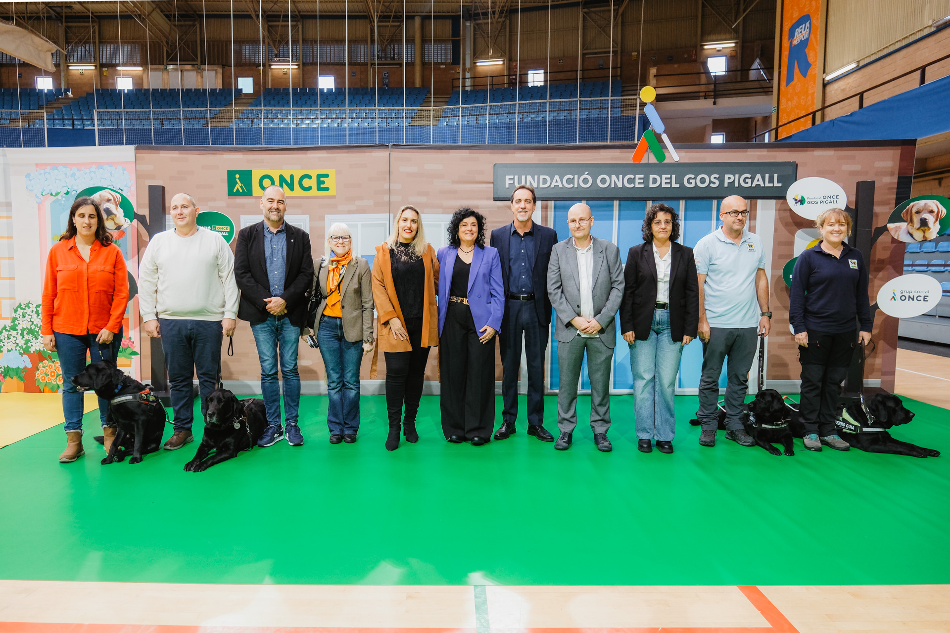 Foto de familia de los representantes locales de la ONCE, autoridades y personal de la FOPG que acudió a la presentación de Reus