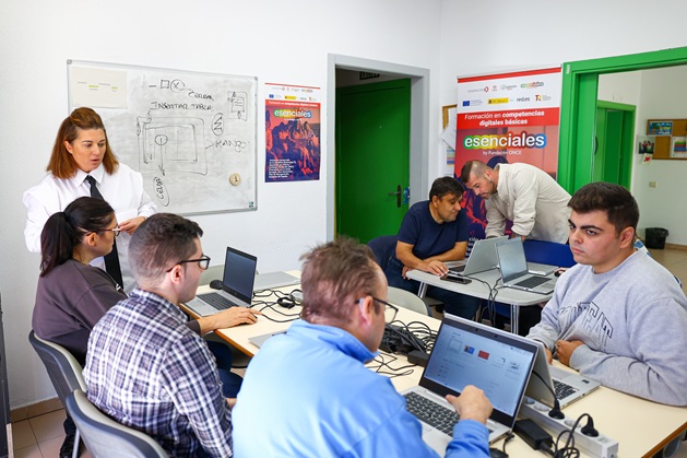 Asistentes al centro de Fuenlabrada participantes en el programa Esenciales de Fundación ONCE