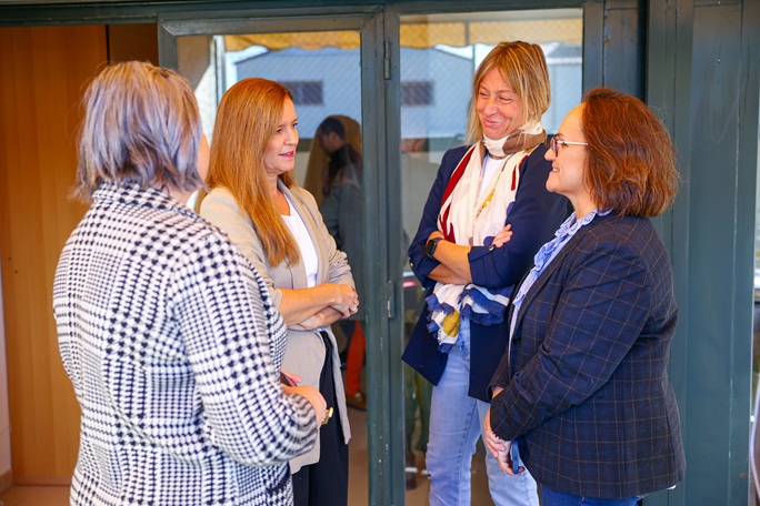 La consejera departe con Sabina Lobato, y otras responsables del proyecto