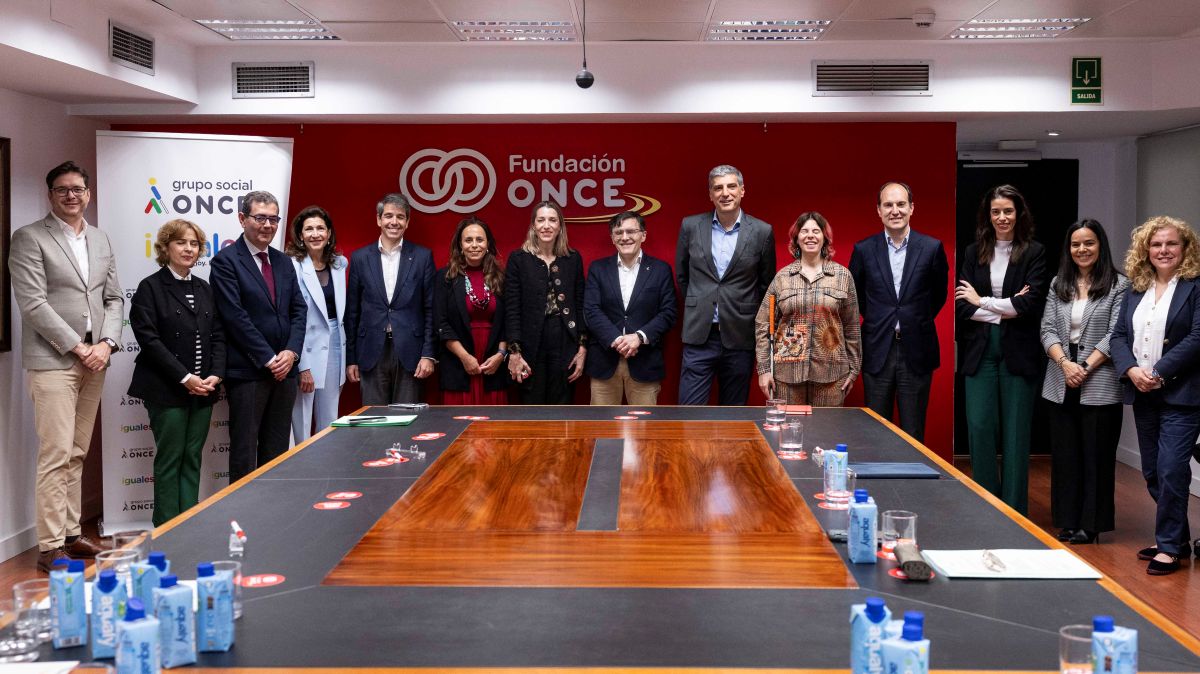 Foto de familia de los equipos y responsables de ambas entidades 