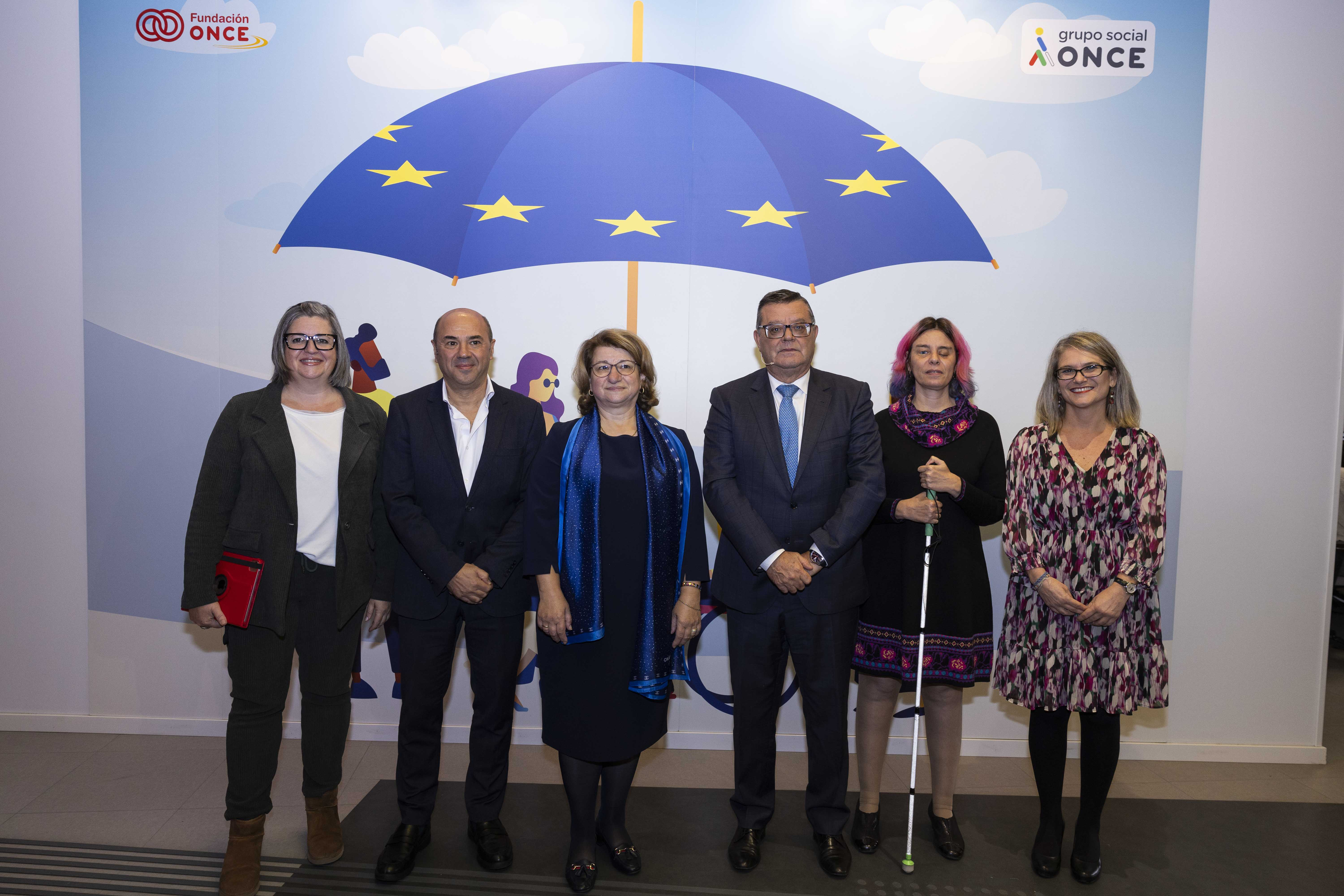 Visita en 2023 de una delegación del Comité de Seguimiento del Fondo Social Europeo Plus (FSE+) a la sede madrileña del programa Por Talento Digital de Fundación ONCE, con Martínez Donoso en el centro de la imagen y Maria Tussy, primera a la derecha