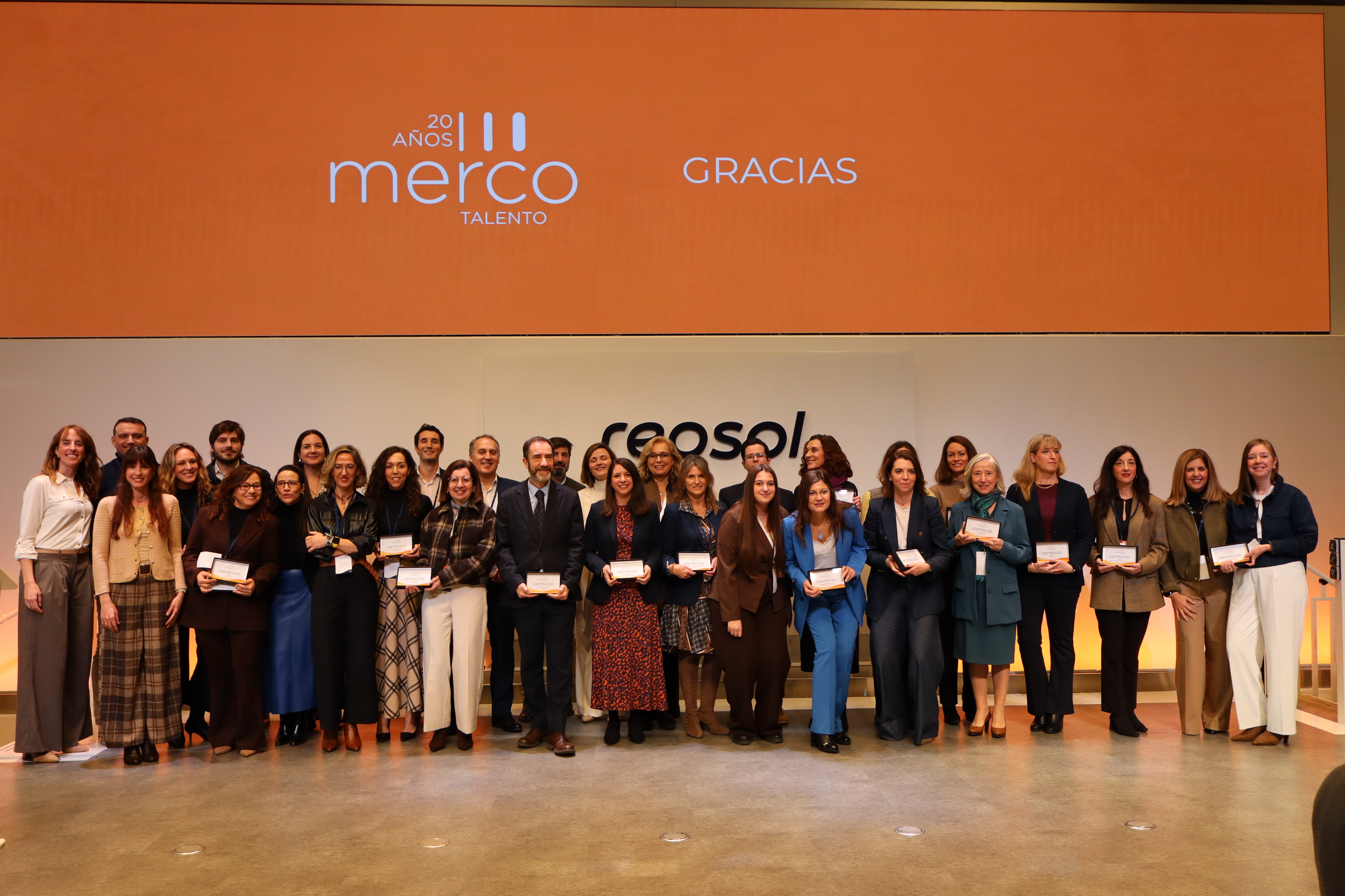 Todos los galardonados con el premio Merco Talento muestran sus premios sobre el escenario