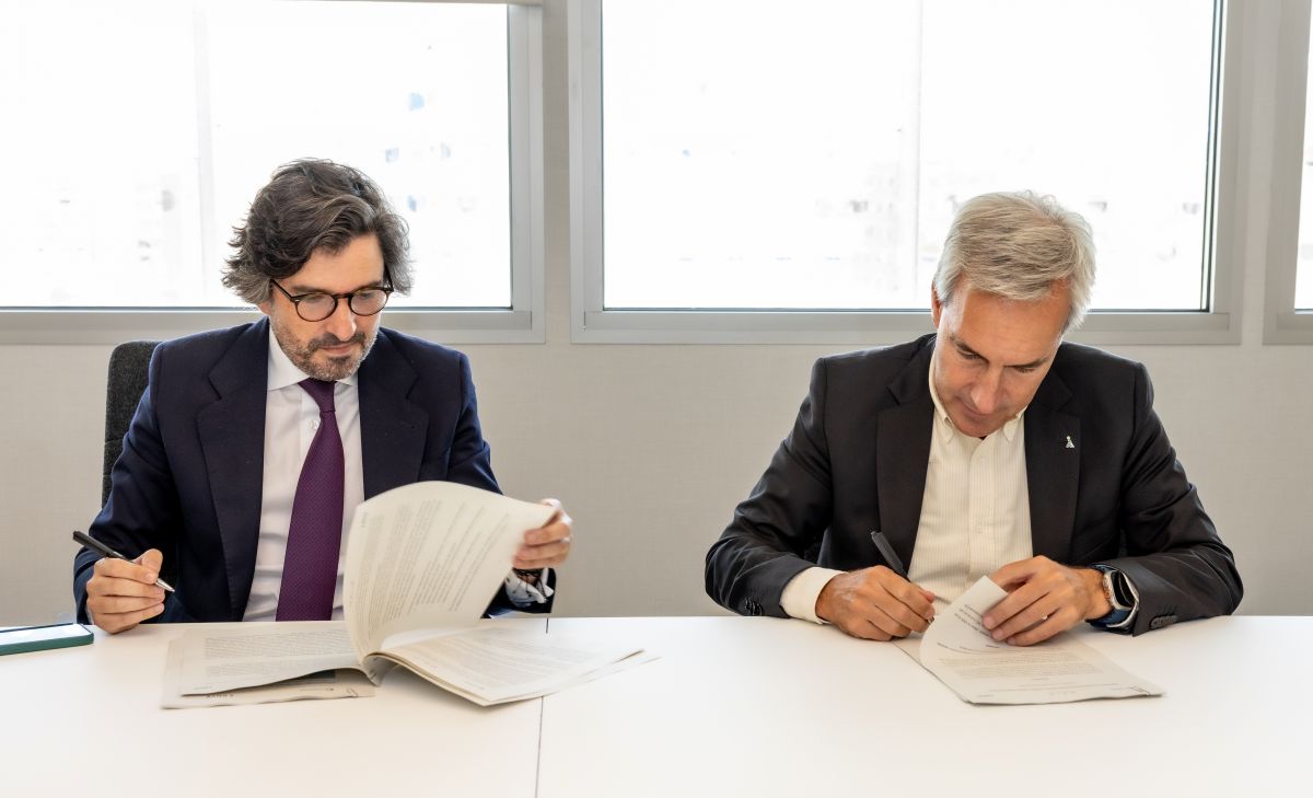 Momento de la firma entre Oñoro (a la derecha) e Iñigo Erlaiz