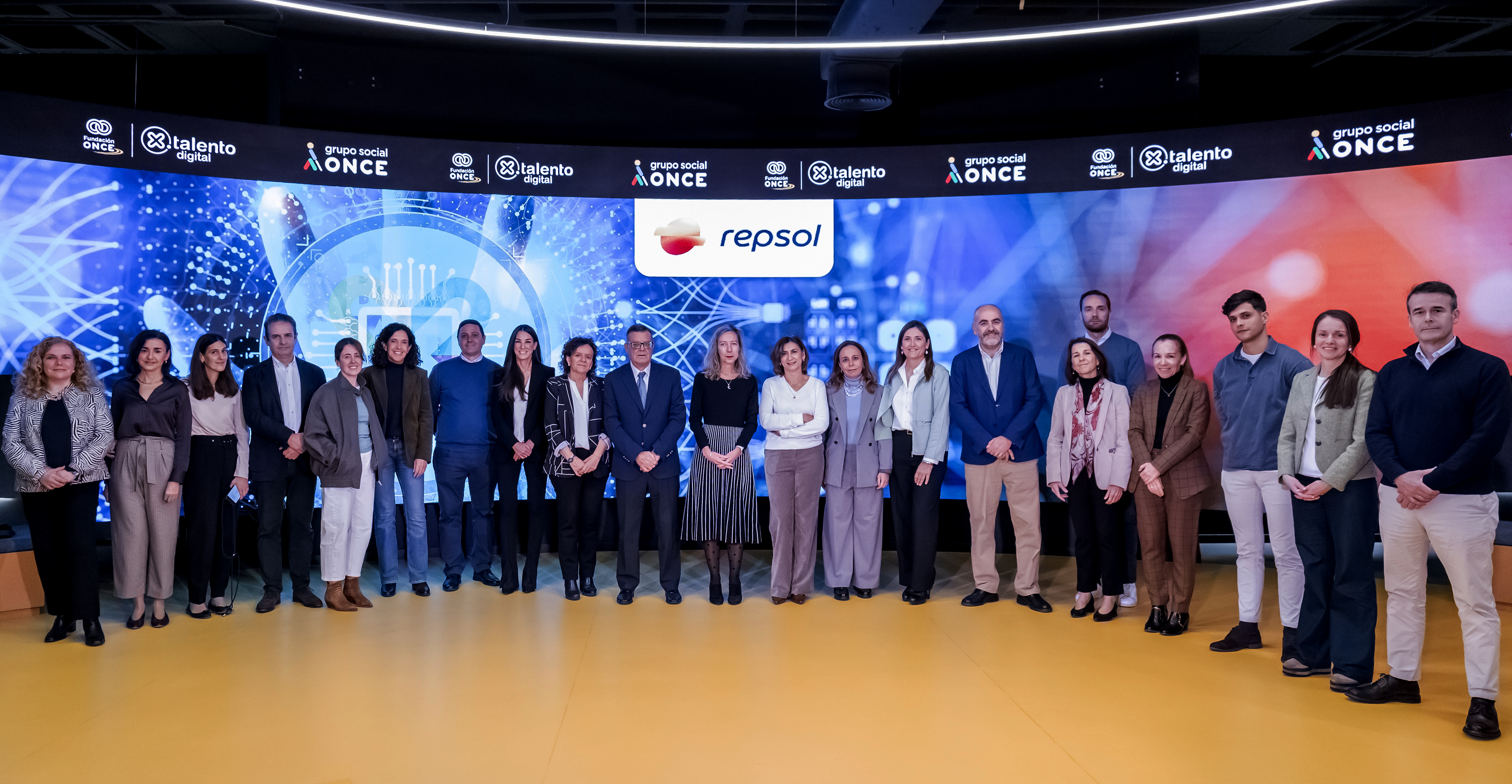 Foto de familia de los responsables de Repsol y Fundación ONCE e Inserta Empleo en el Hub de Por Talento Digital tras la firma de renovación del convenio Inserta