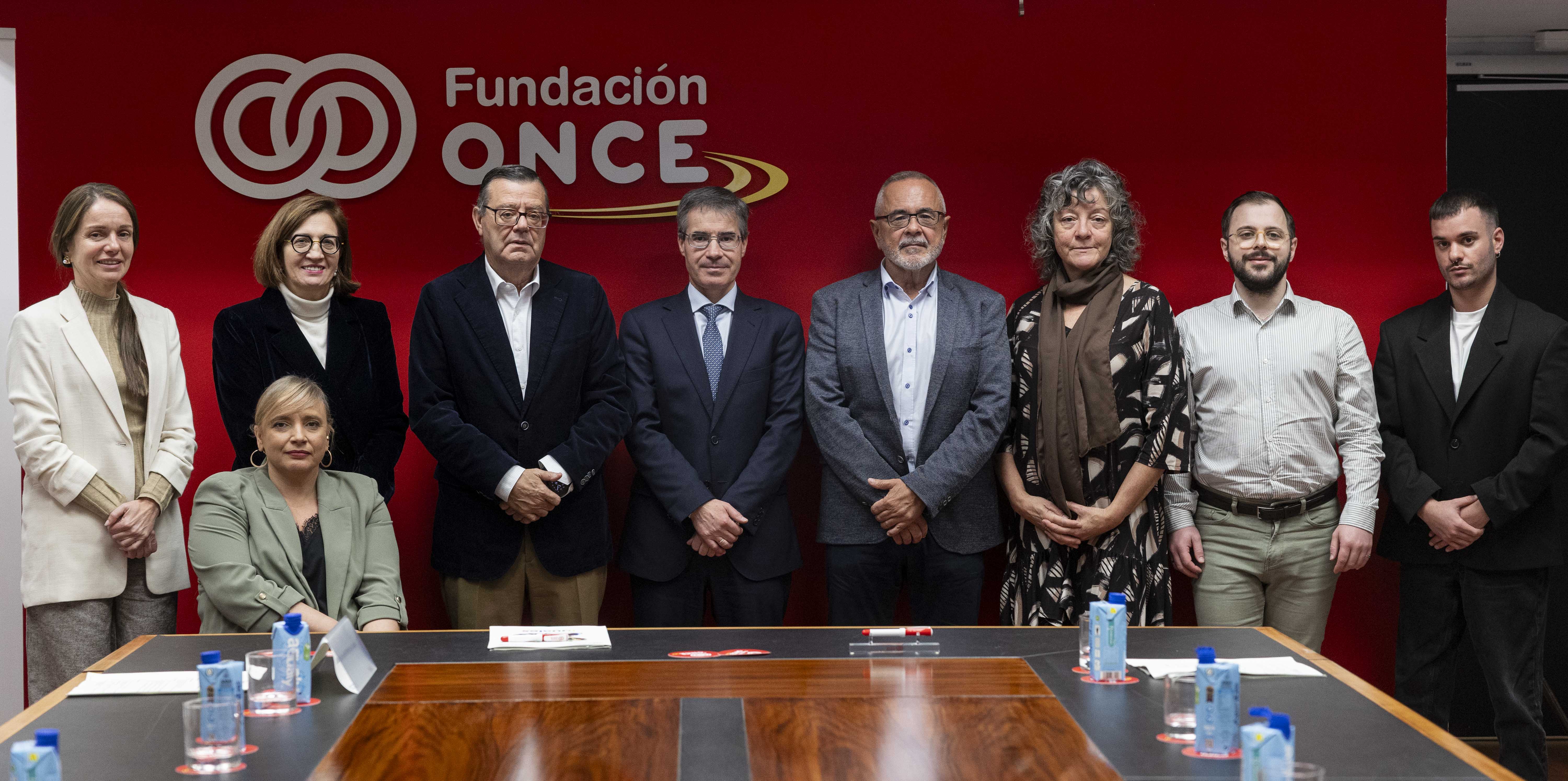 Foto de familia de los representantes de Fundación ONCE y la Universidad de Alcalá