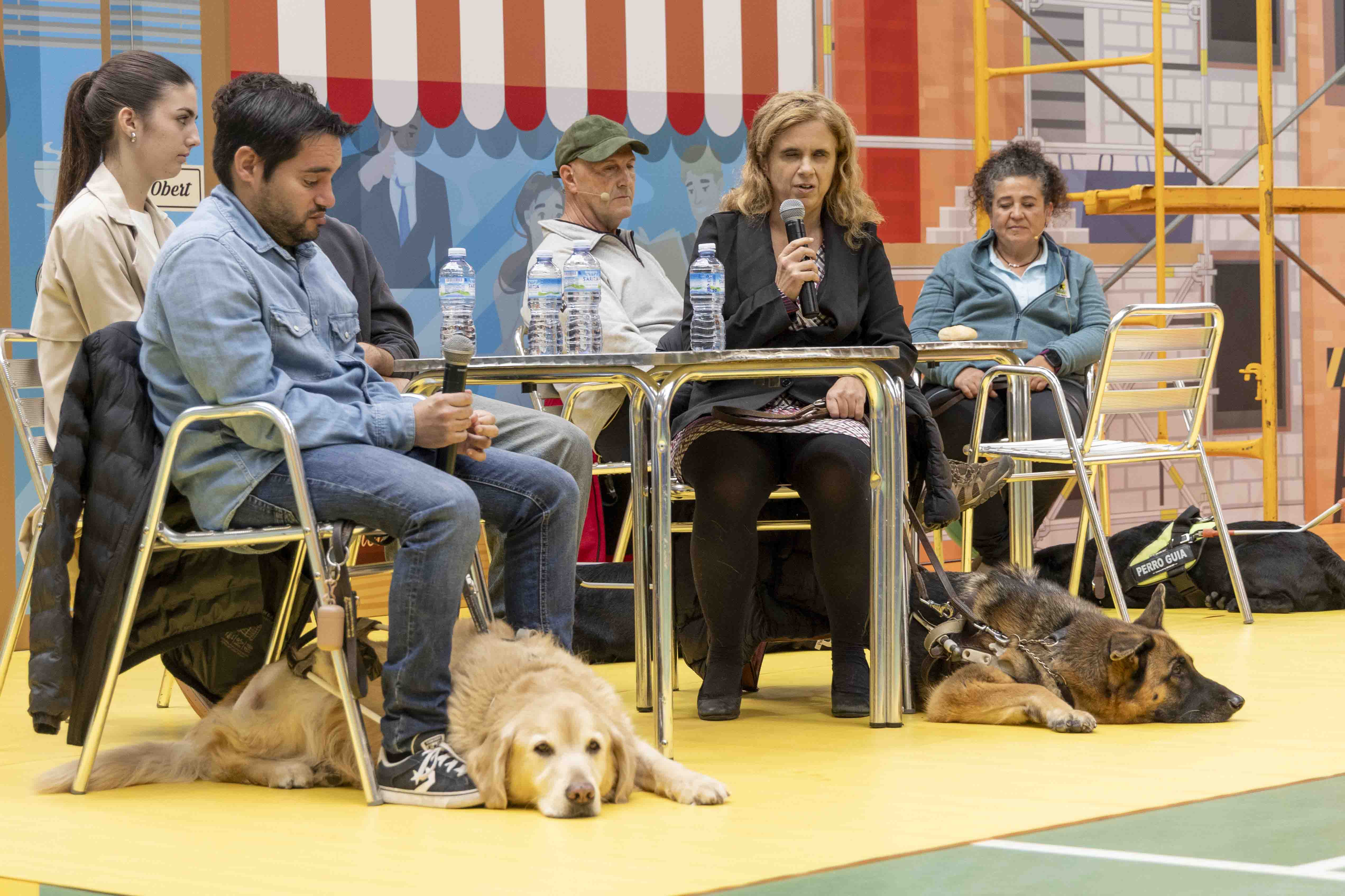 Usuarios con sus perros sentados en una terraza