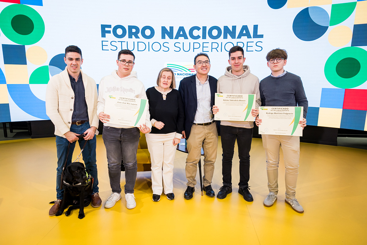 Entrega de diplomas a los estudiantes reconocidos