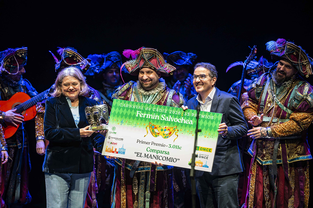 Entrega del premio a la comparsa 'El Manicomio'