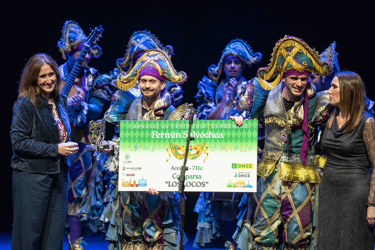 Entrega del accésit a la comparsa 'Los Locos'