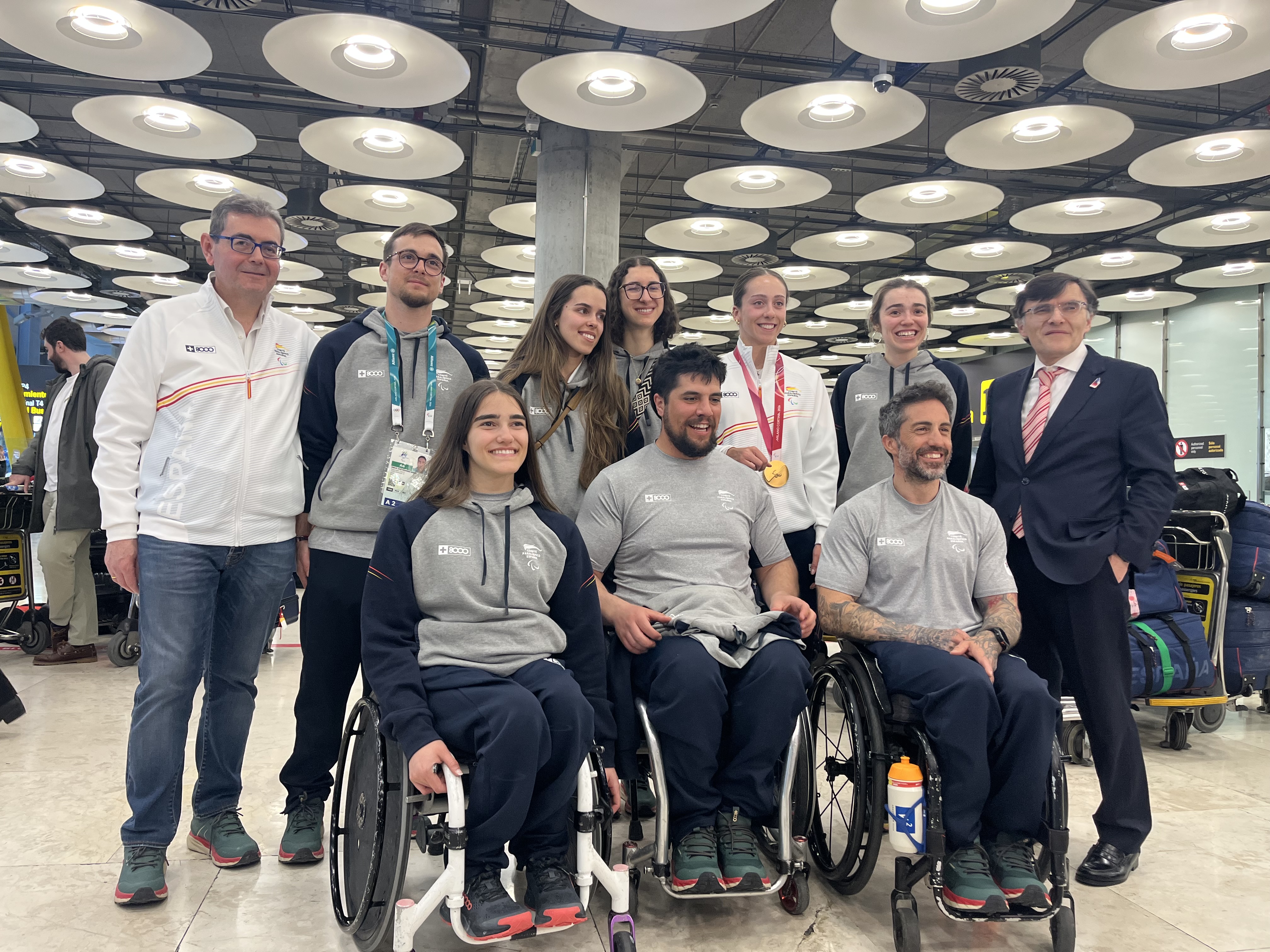 El equipo al completo nada mas aterrizar en Barajas, de vuelta a España, junto a Alberto Durán y Francisco Botía, director del CPE