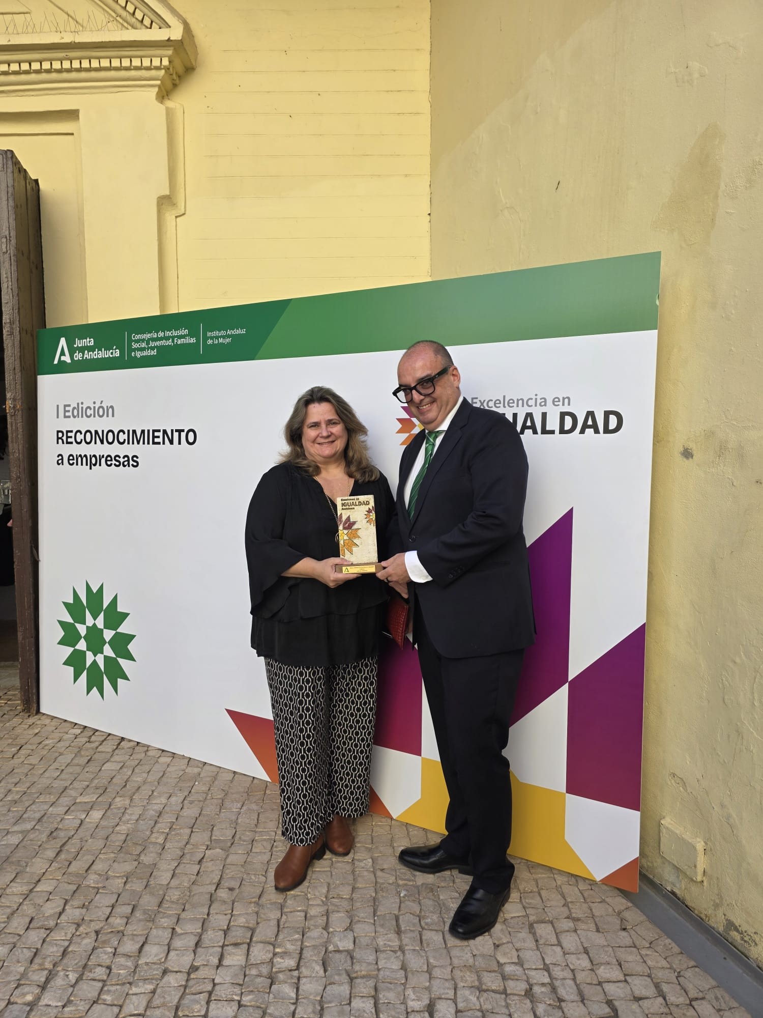 Ana Pilar Cruz, directora general de Inserta Empleo, acompañada del director de Inserta Empleo en Andalucía, Ceuta y Melilla, Francisco López Aguado.