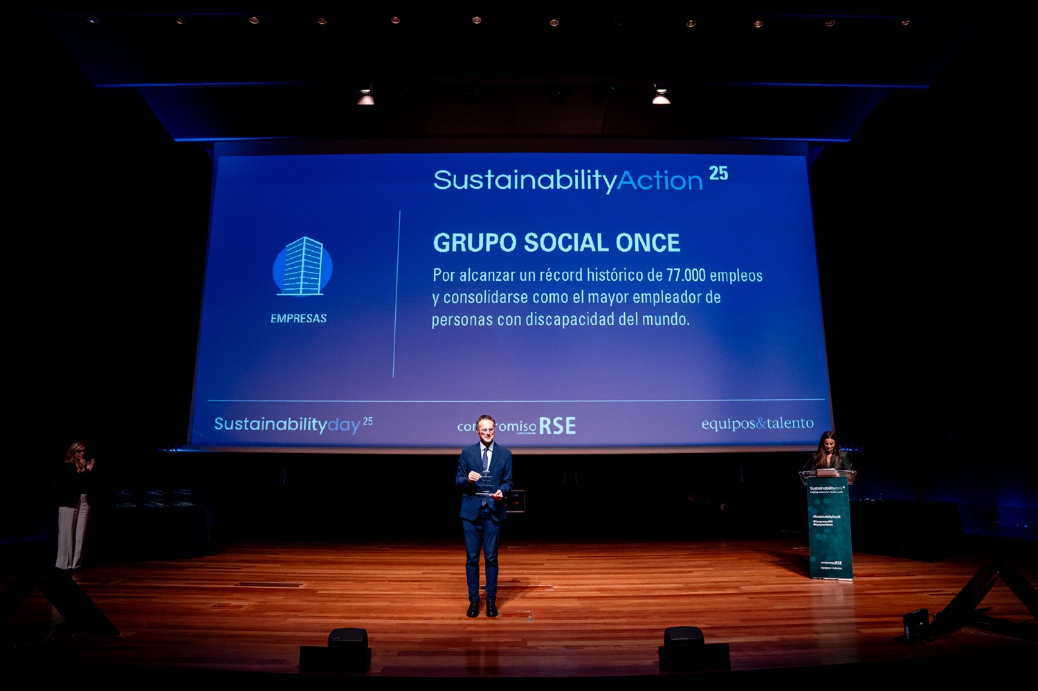 Fernado Riaño recogiendo el galardón