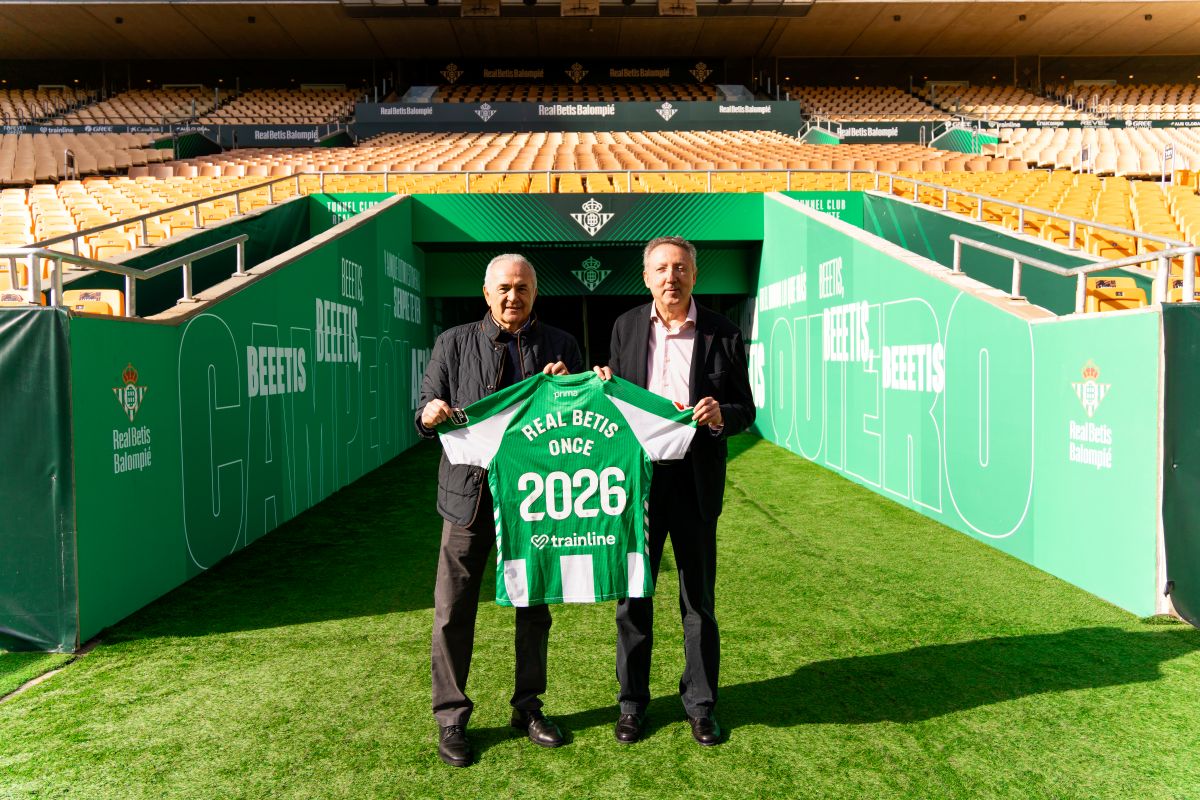 Rafael Gordillo, a la izda, junto a Cristóbal Martínez, mostrando la camiseta del equipo para 2026