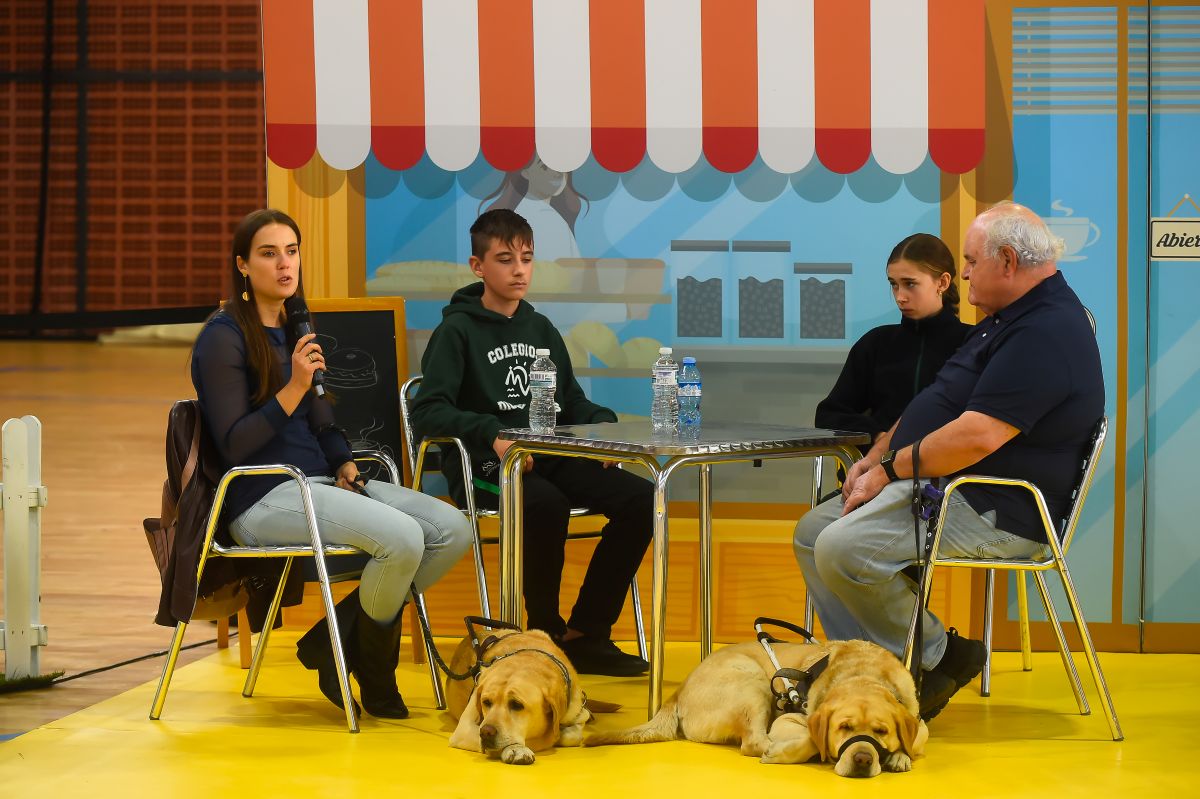 Lía Beel o Ildefonso Morales, usuarios de perro guía de Málaga, que explicaron cómo es su vida diaria junto a Spenzer y Walkie