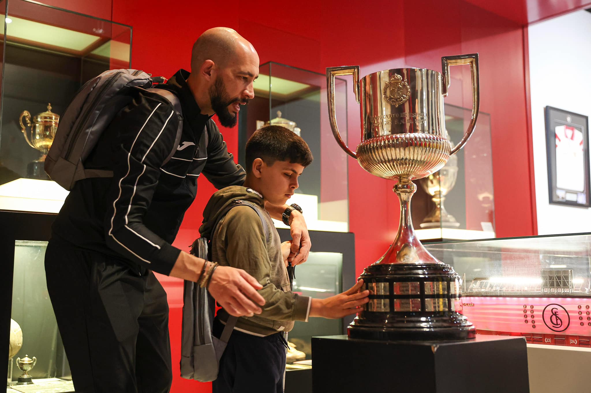 Un alumno ciego durante la visita adaptada al estadio Ramón Sánchez Pizjuán / Foto: Antonio Pozo