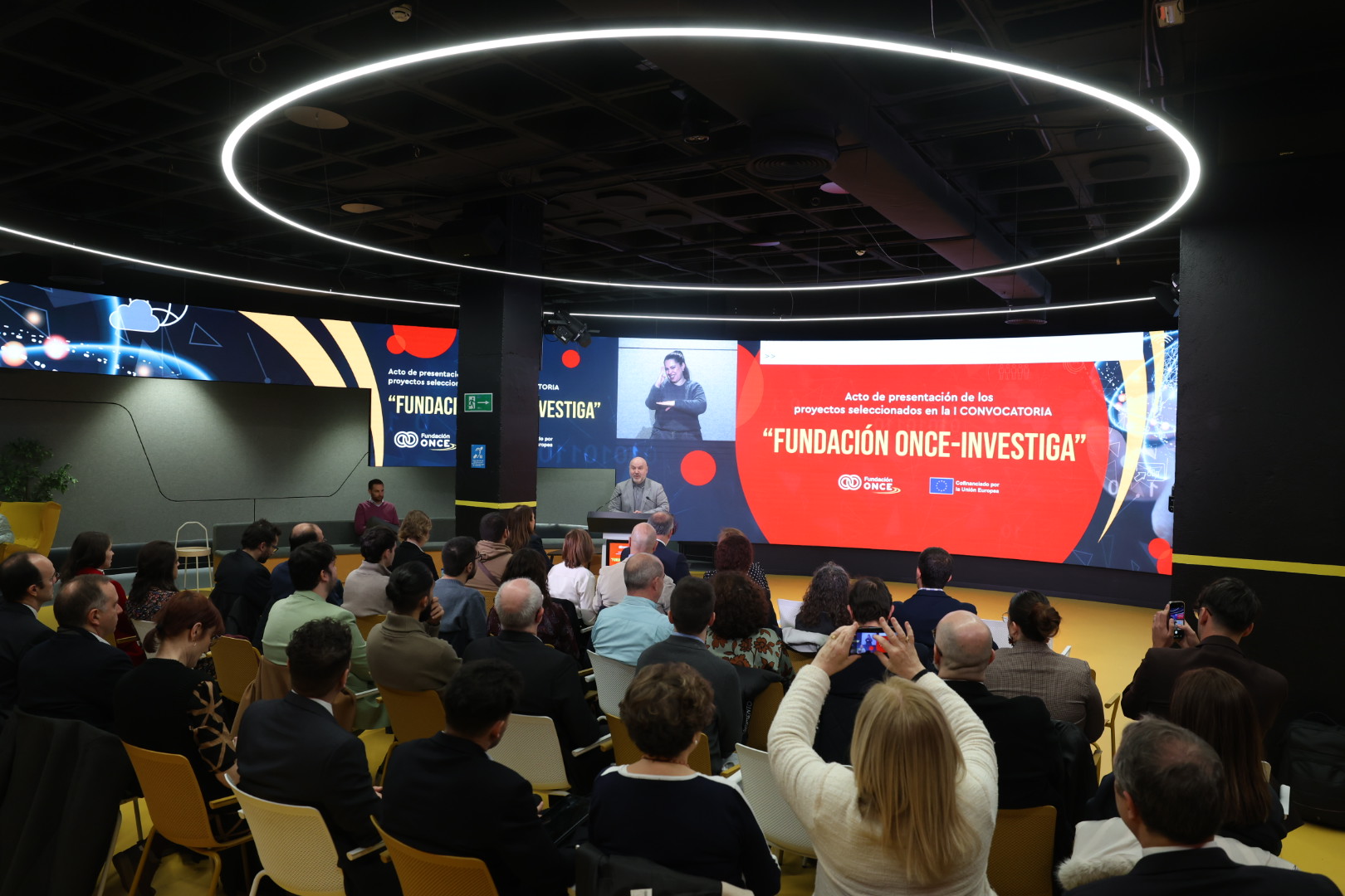 Vita del aforo completo de los asistentes al acto de entrega de las becas en el Hub de Por Talento Digital