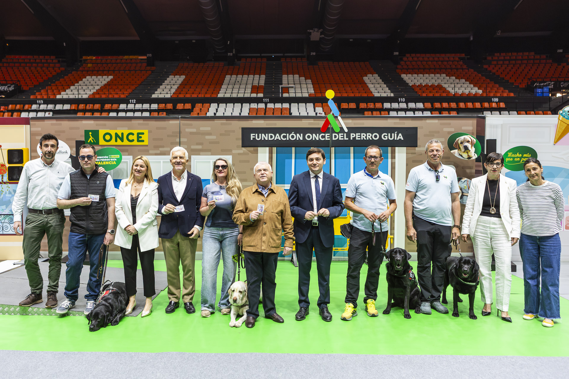 Foto de familia de las autoridades asistentes a la exhibición en Valencia