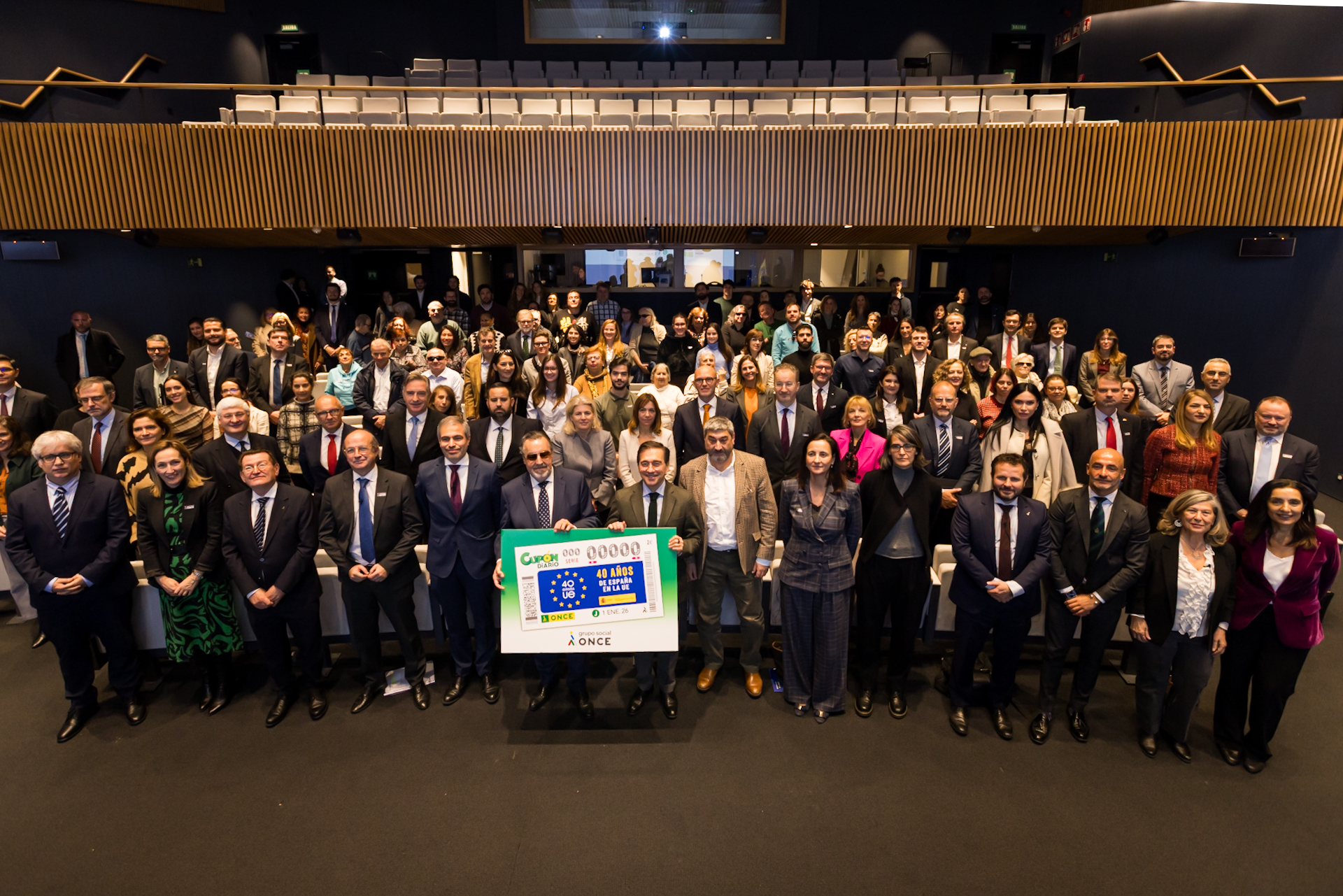Foto de familia de los asistentes a la presentación del cupón de la ONCE dedicado a los 40 años de España en la UE