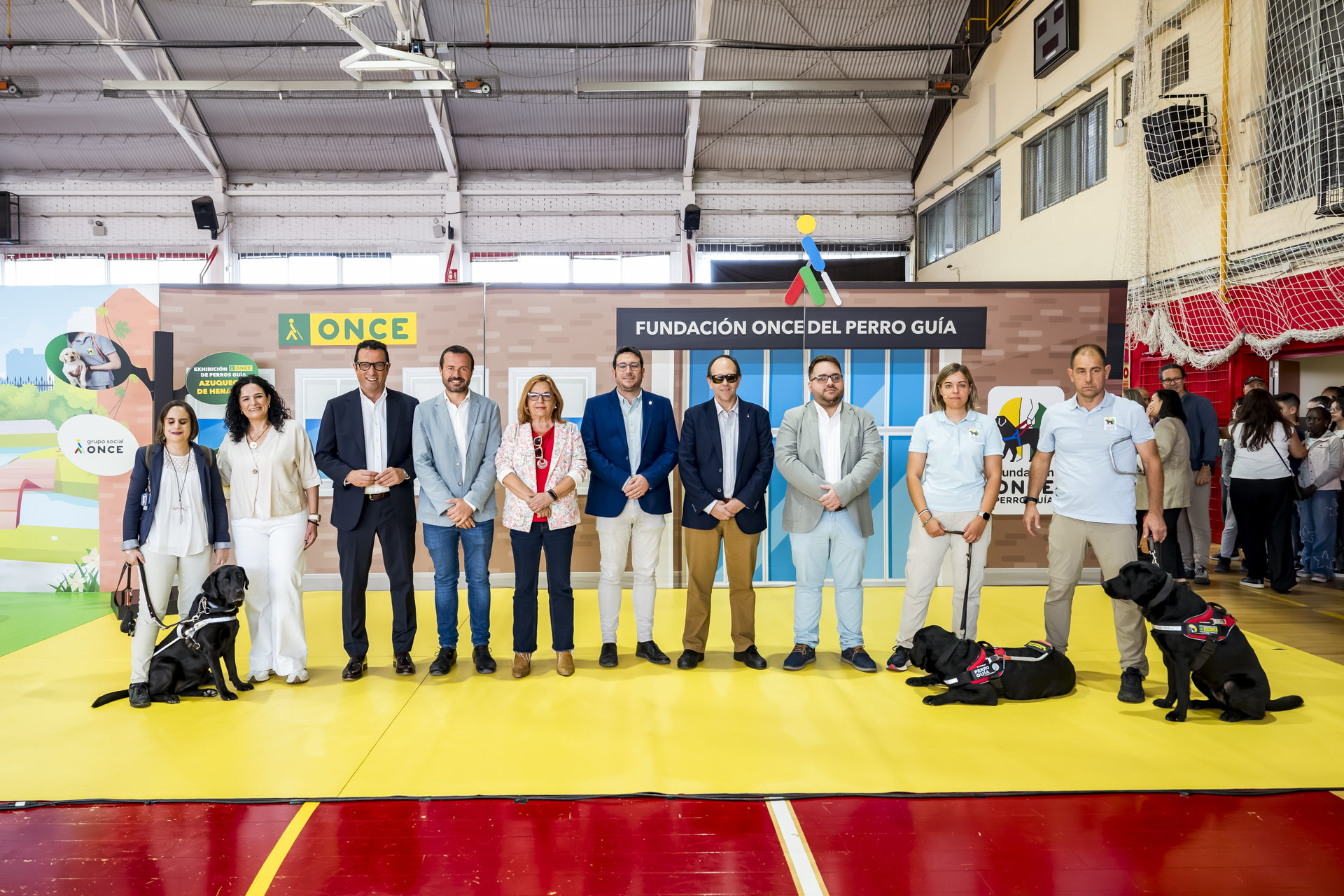 Foto de familia de las autoridades junto a los perros guía en Azuqueca de Henares
