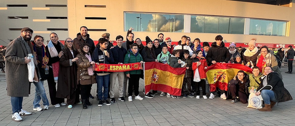 Foto de famlia de los chavales y profesores del CRE con las banderas de España