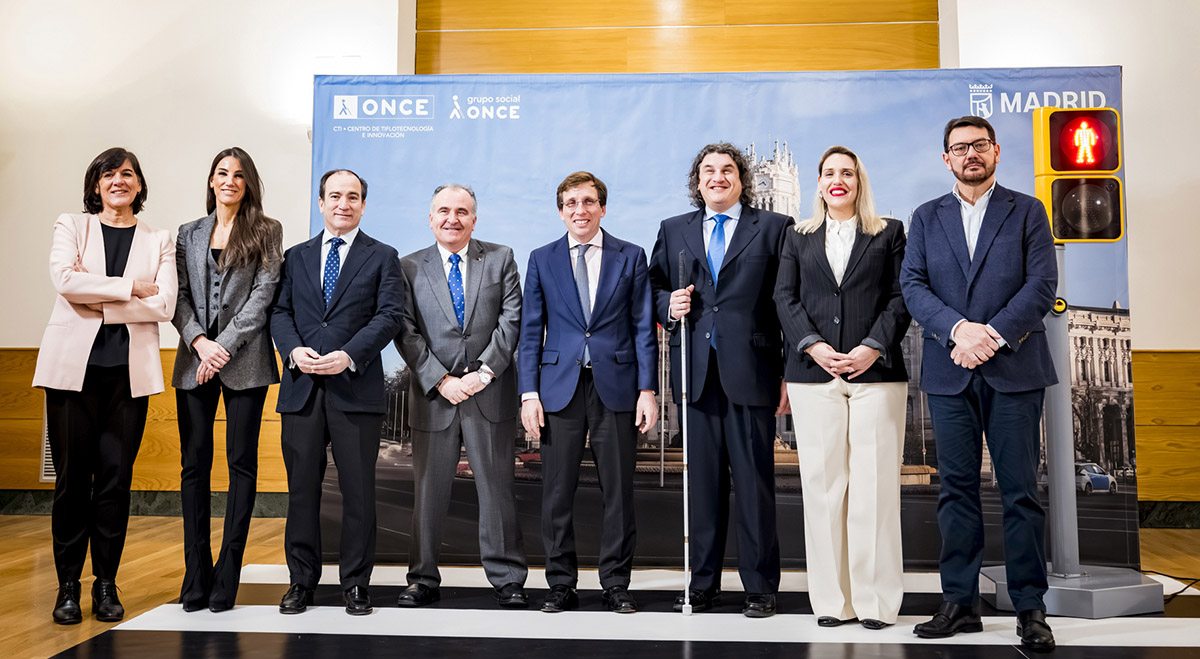 Foto de familia de los participantes en la visita del alcalde