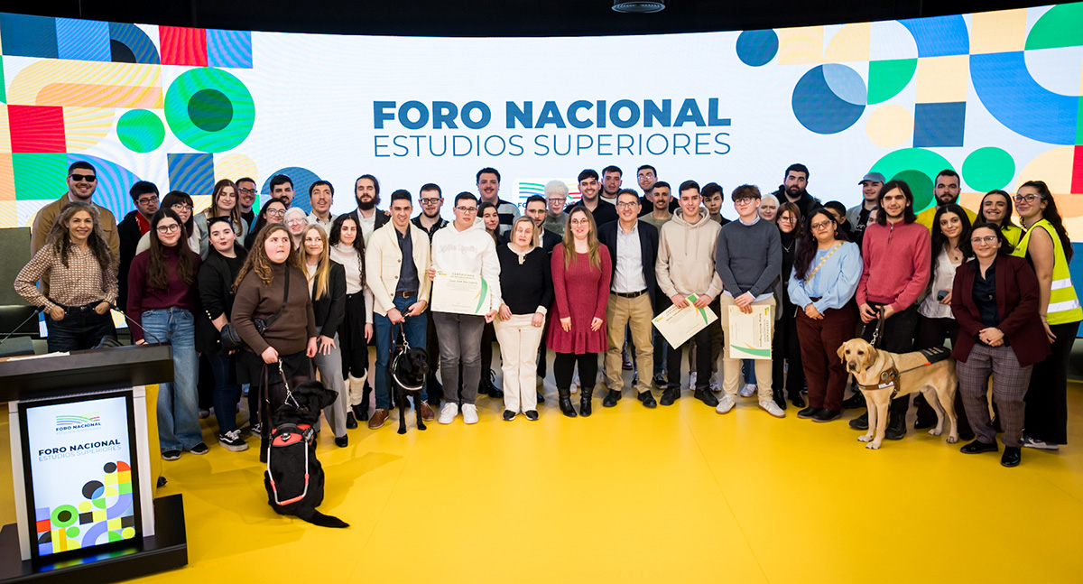 Foto de familia de todos los participantes en el Foro