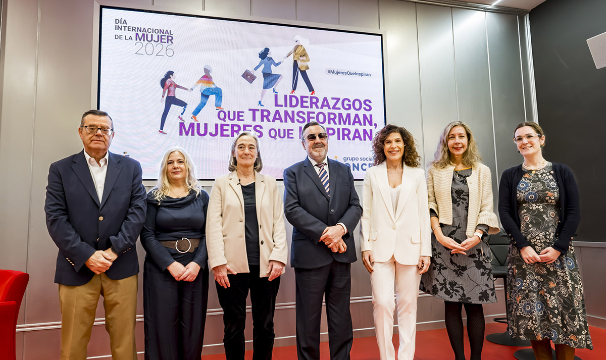 Foto de familia de todos los participantes en la mesa redonda