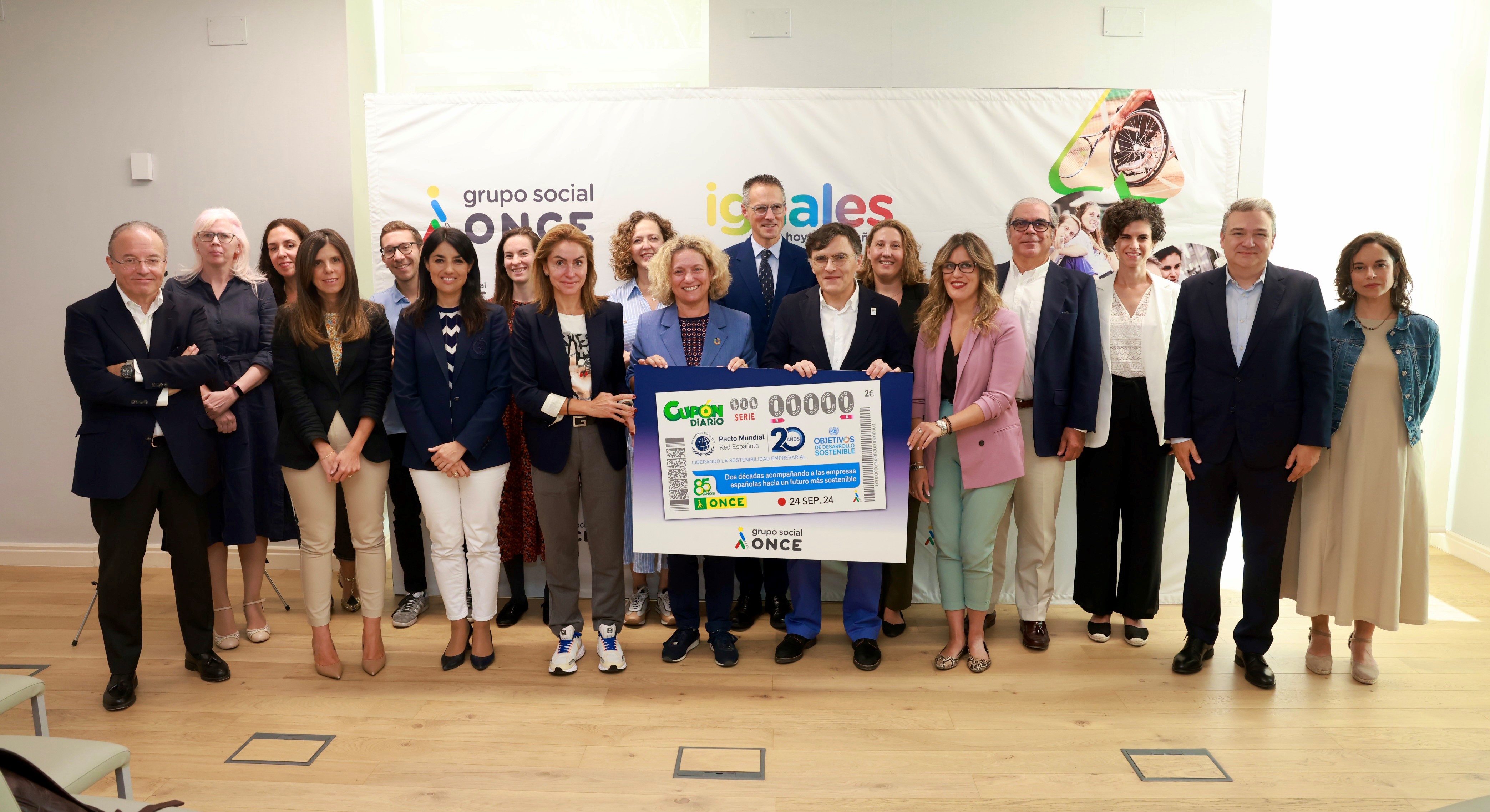 Foto de familia de la presentación del cupón de la ONCE dedicado al 20 los años del Pacto Mundial