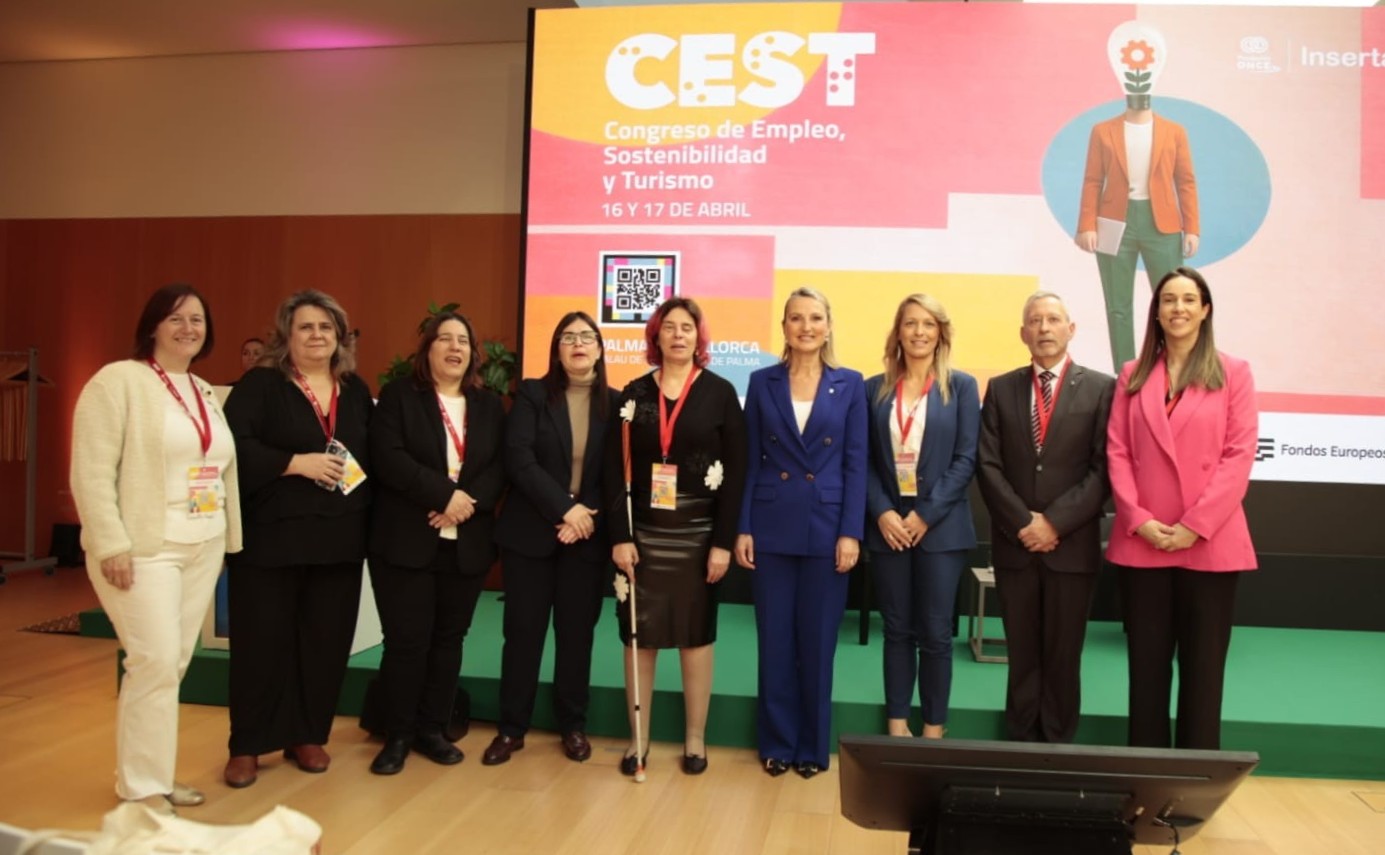 Foto de familia de la inaugación del CEST