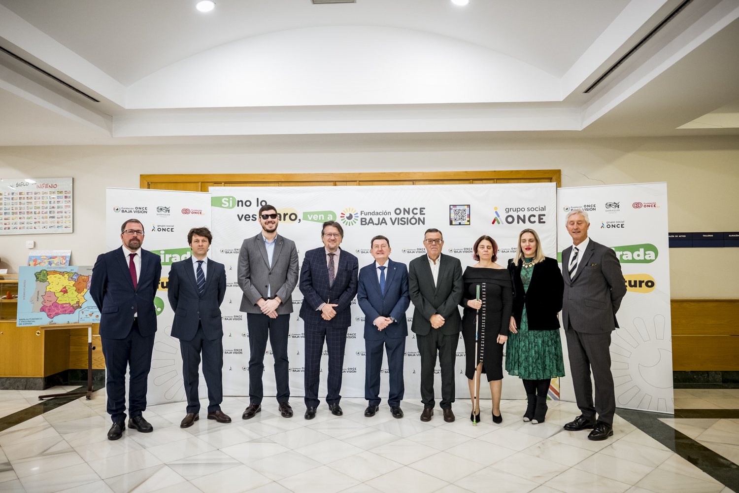 Foto de familia de los responsables de las tres fundaciones firmantes