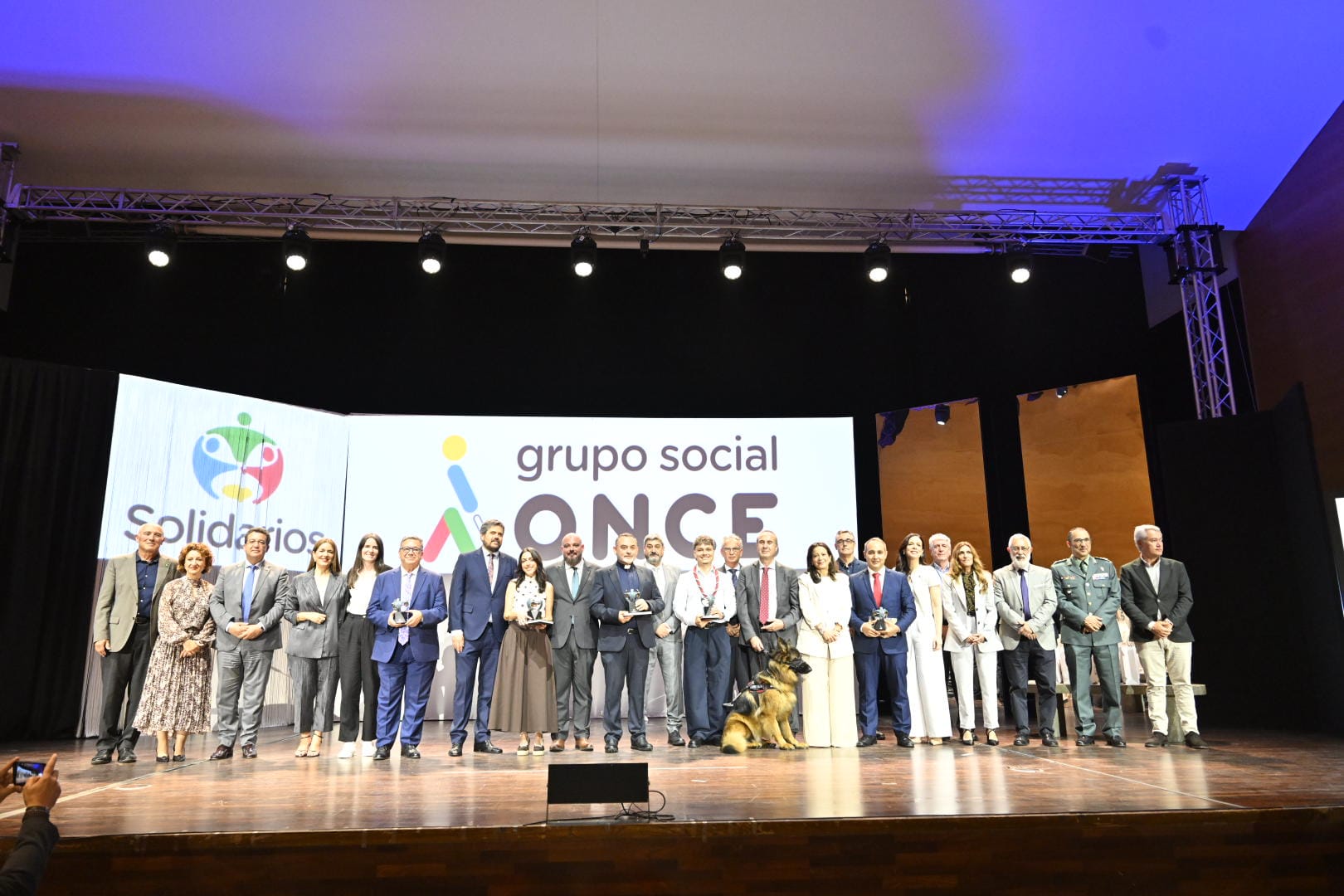 Foto familia final Premios Solidarios Grupo Social ONCE Extremadura 2026