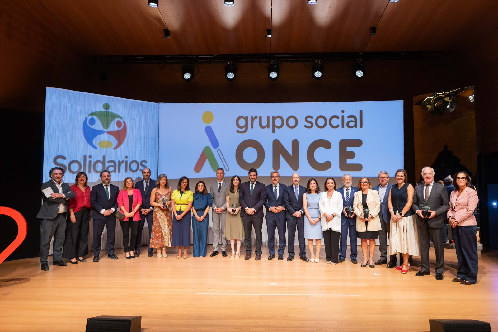 Foto final de familia de la entrega de los Premios Solidarios Grupo Social ONCE Aragón 2026