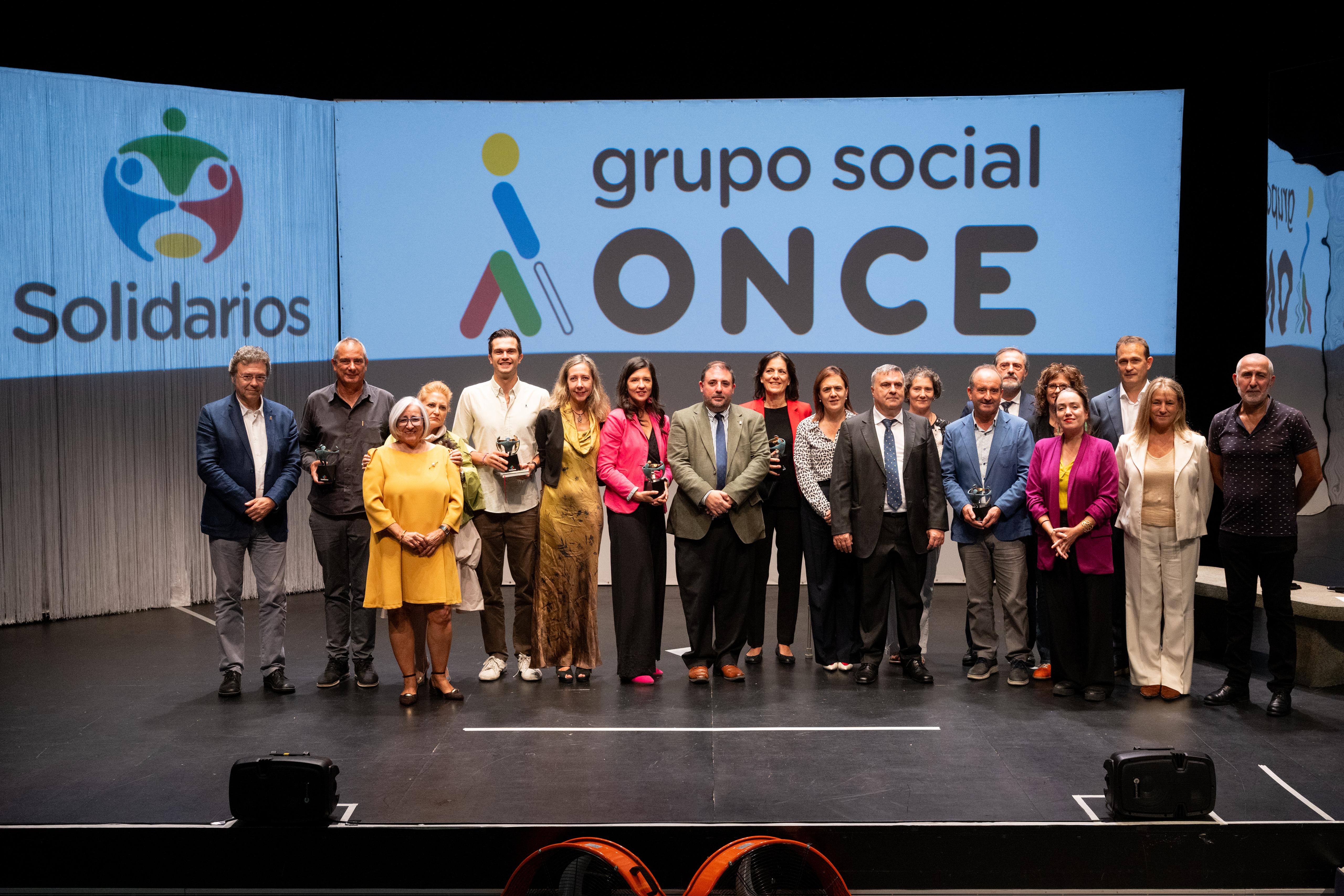 Foto final de familia de la entrega de los Premios Solidarios Grupo Social ONCE Comunidad Foral de Navarra 2026