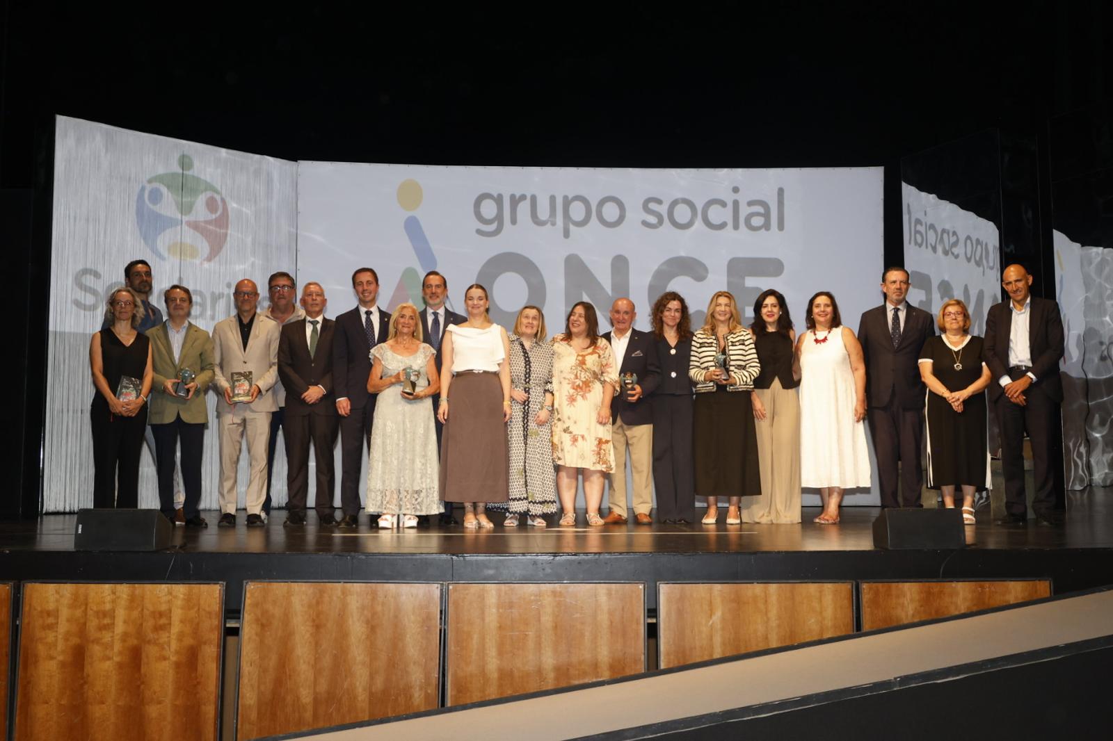 Foto final de familia de la entrega de los Premios Solidarios Grupo Social ONCE Illes Balears 2026