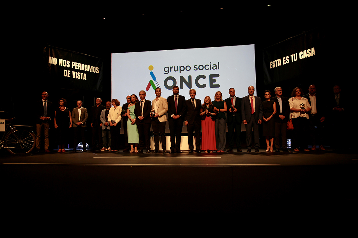 Foto de familia sobre el escenario de los Premios Solidarios Grupo Social ONCE Extremadura 2025