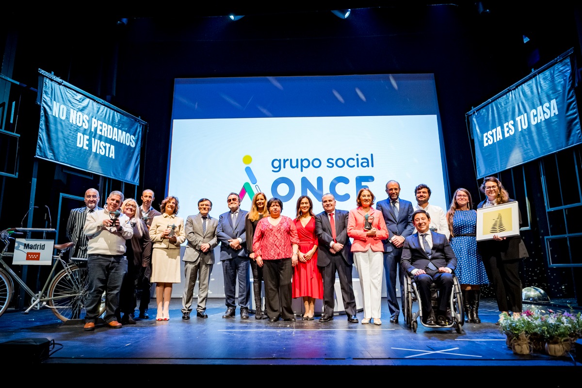 Foto final de la entrega de los Premios Solidarios Grupo Social ONCE Madrid 2025