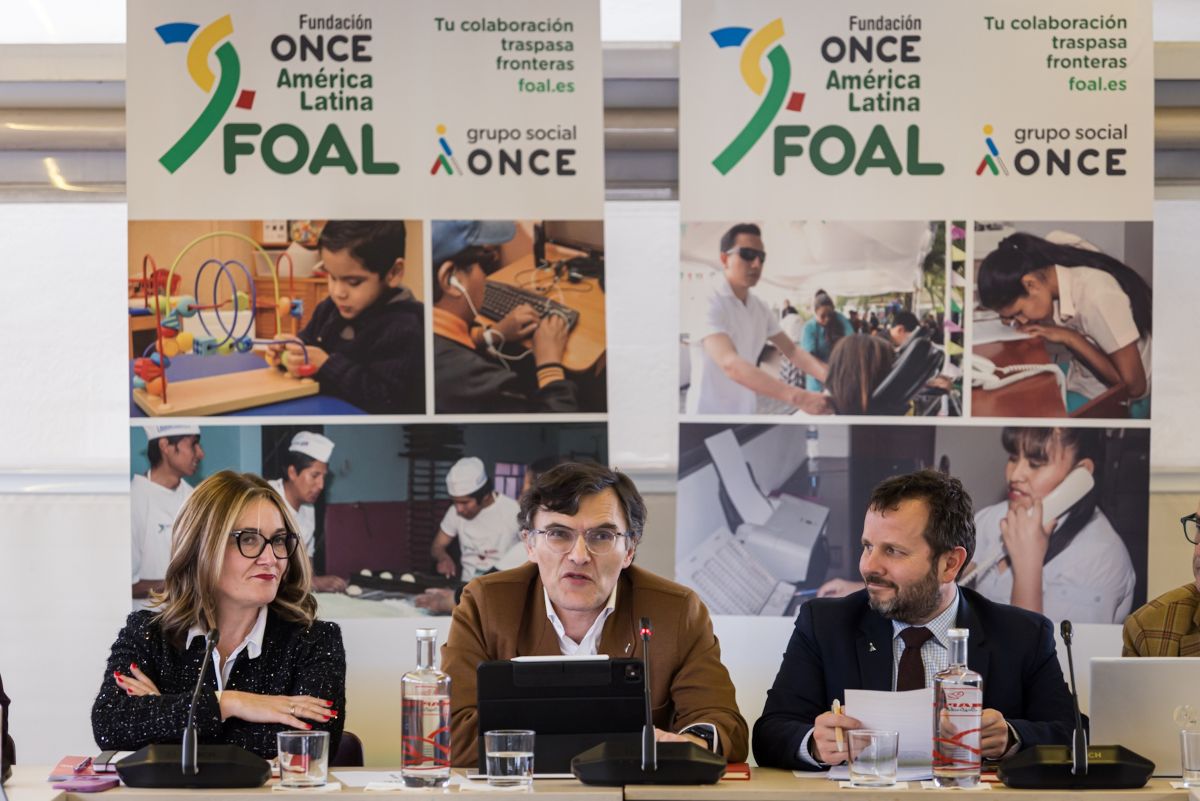 Alberto Durán, en el centro de la imagen, junto a Elvira Vega, directora de la Fundación Mapfre, y Javier Güemes, vicepresidente ejecutivo de FOAL