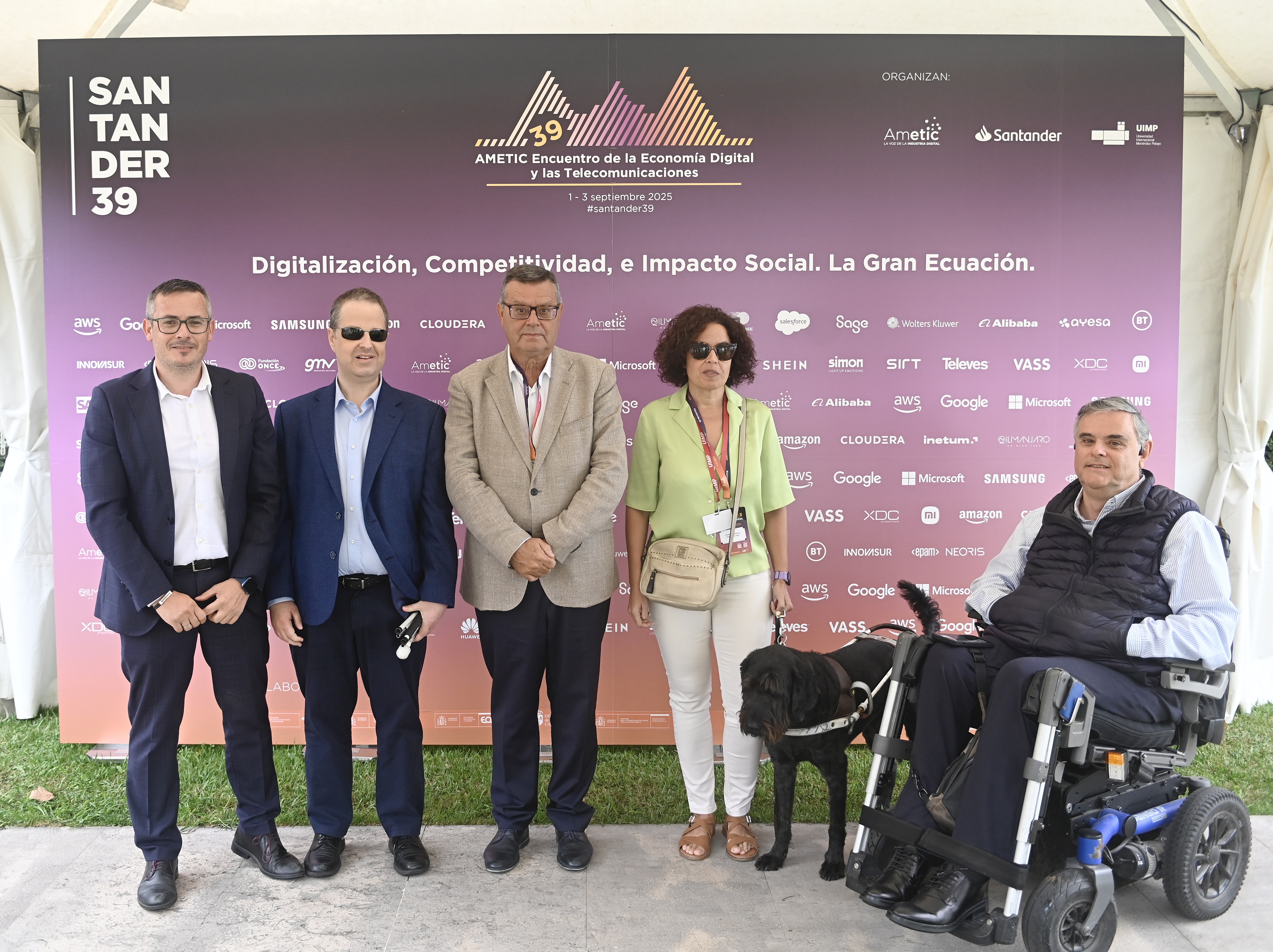 Foto de familia de responsables de Fundación ONCE en el foro de Santander