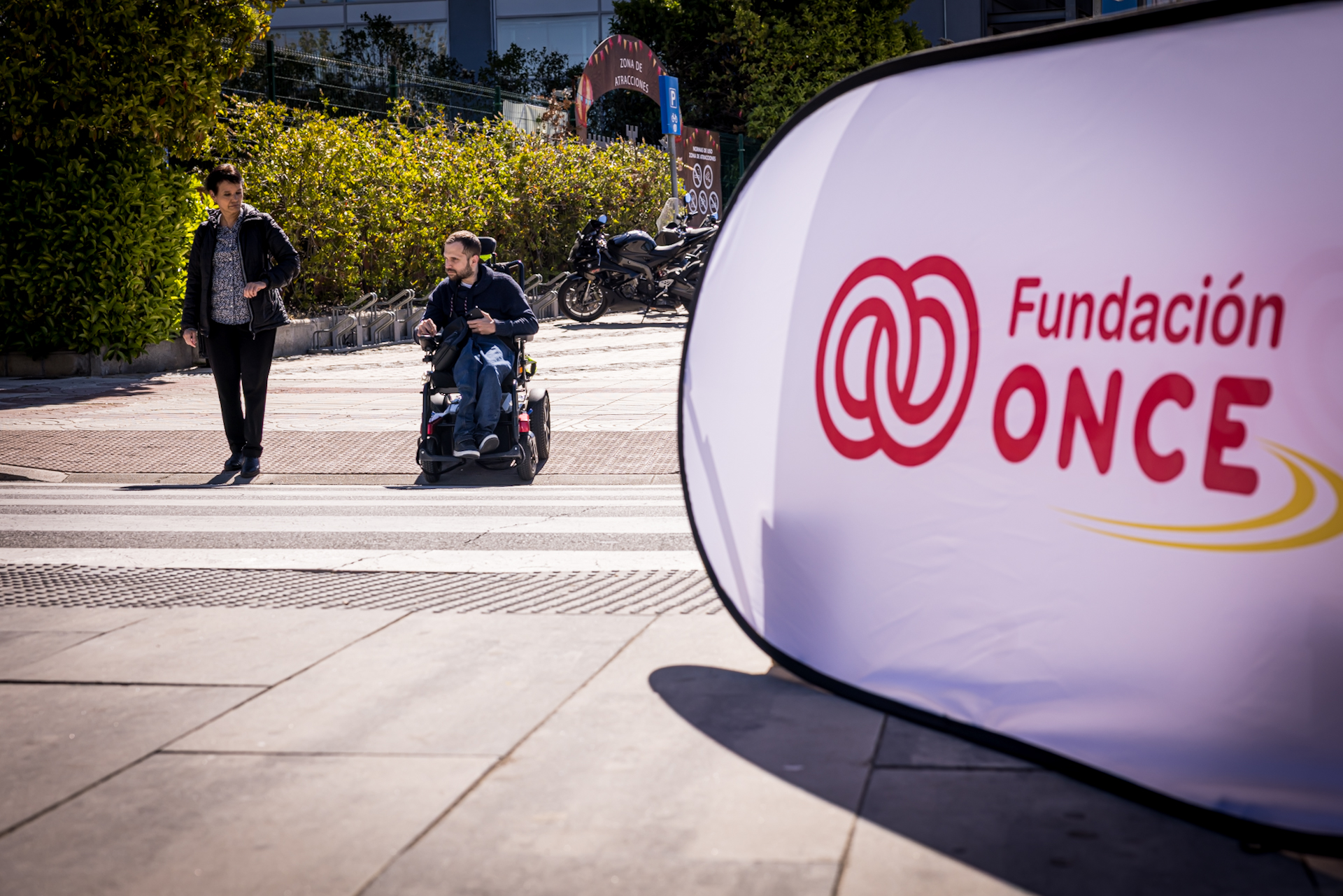 Una persona en silla de ruedas prueba el sistema WalkerPisa en un paso de peatones