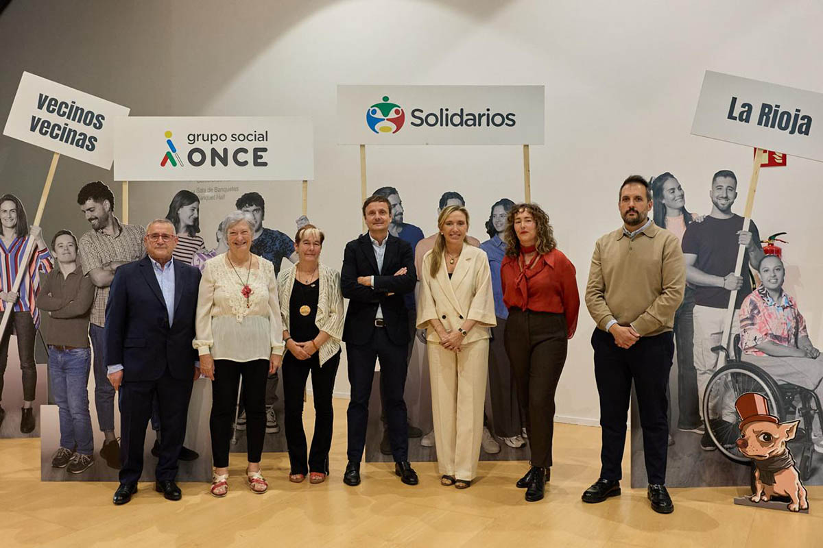 Foto de familia de los galardonados con los Premios Solidarios La Rioja