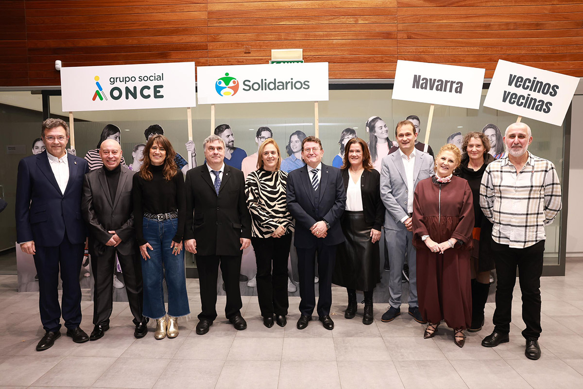 Foto de familia galardonados y autoridades Solidarios Navarra