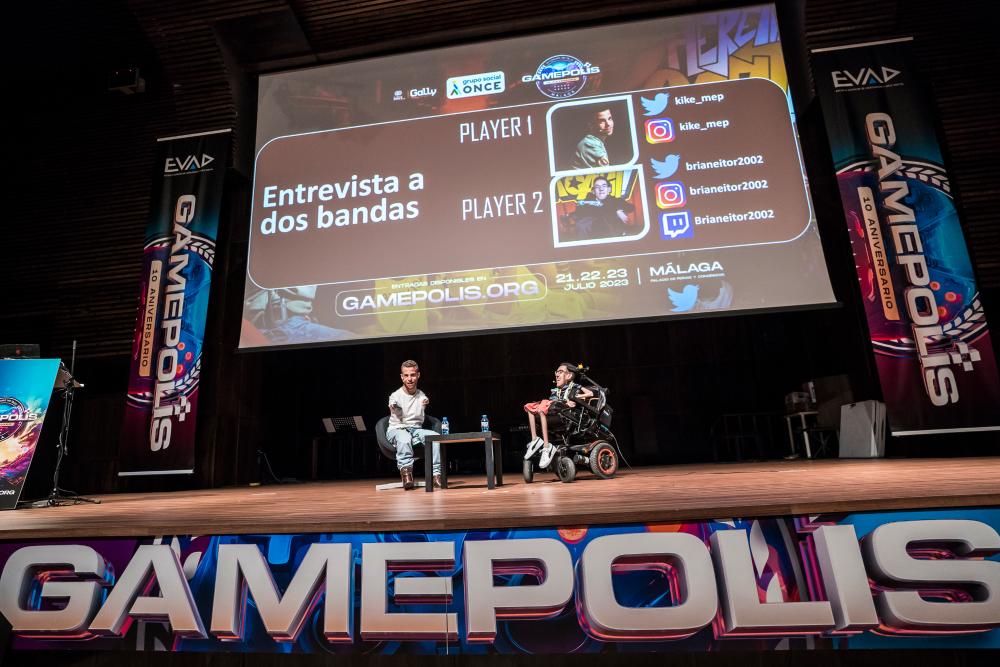 Kike dando una conferencia junto a otro chico con discapacidad motriz