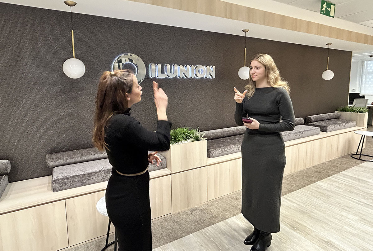 Graciela se comunica con su intérprete de lengua de signos, Ana