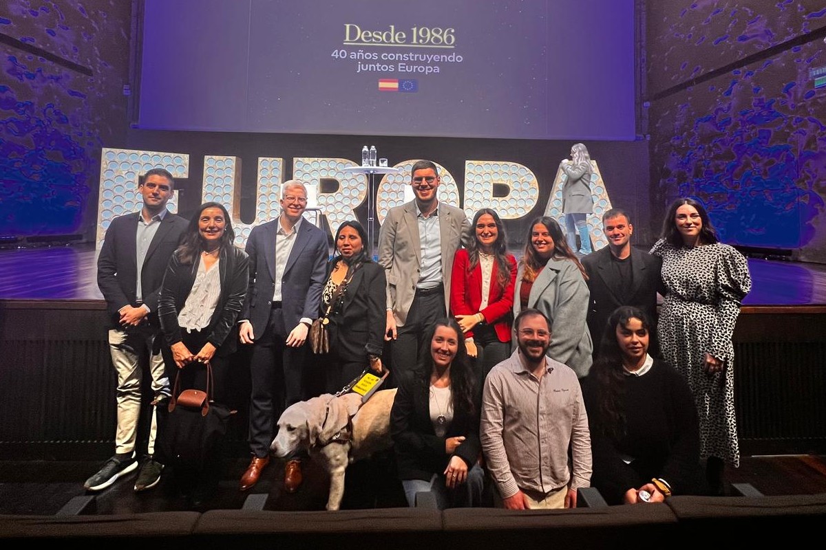 Foto de familia de los representantes del Grupo Social ONCE en el encuentro con Metsola