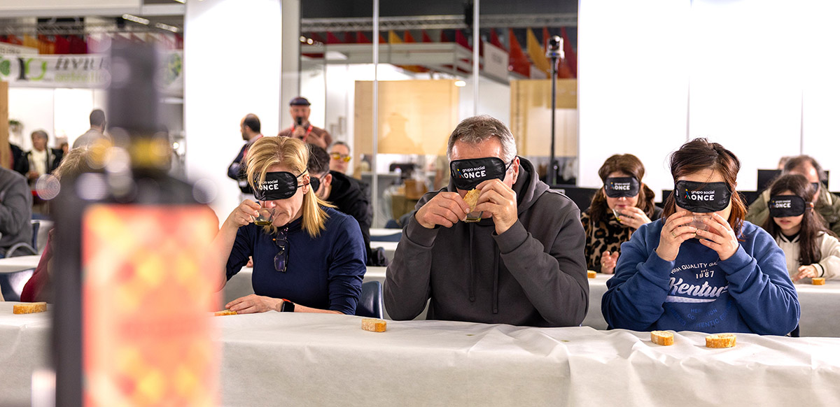 Participantes en la cata a ciegas