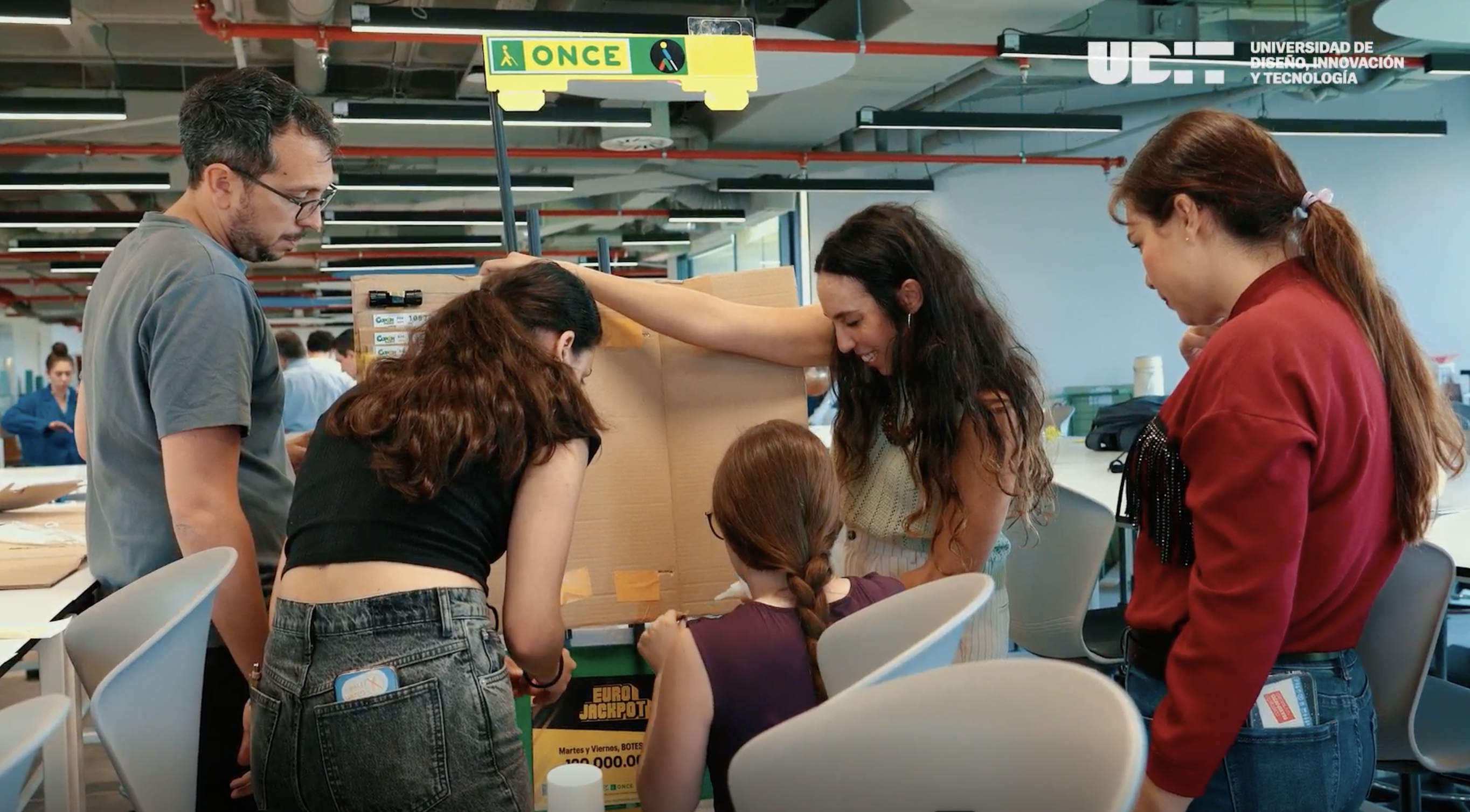 Equipo multidisciplinar trabajando en la construcción y validación de prototipos, combinando la experiencia de vendedores, diseñadores y especialistas en innovación.