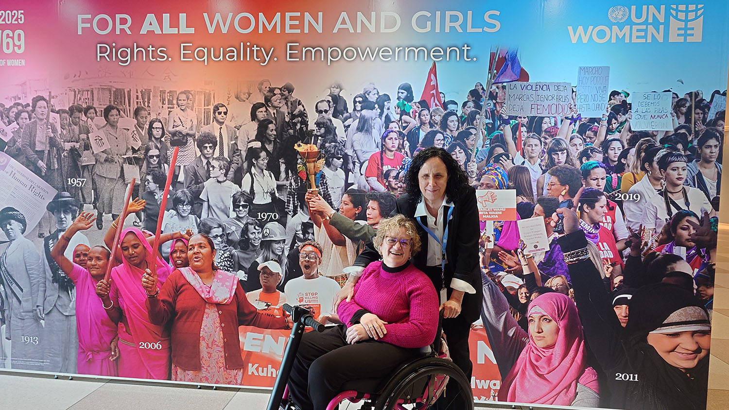 Ana Peláez, junto a la presidenta de CEMUDIS, Mara Valencia, en una conferencia mundial sobre la mujer